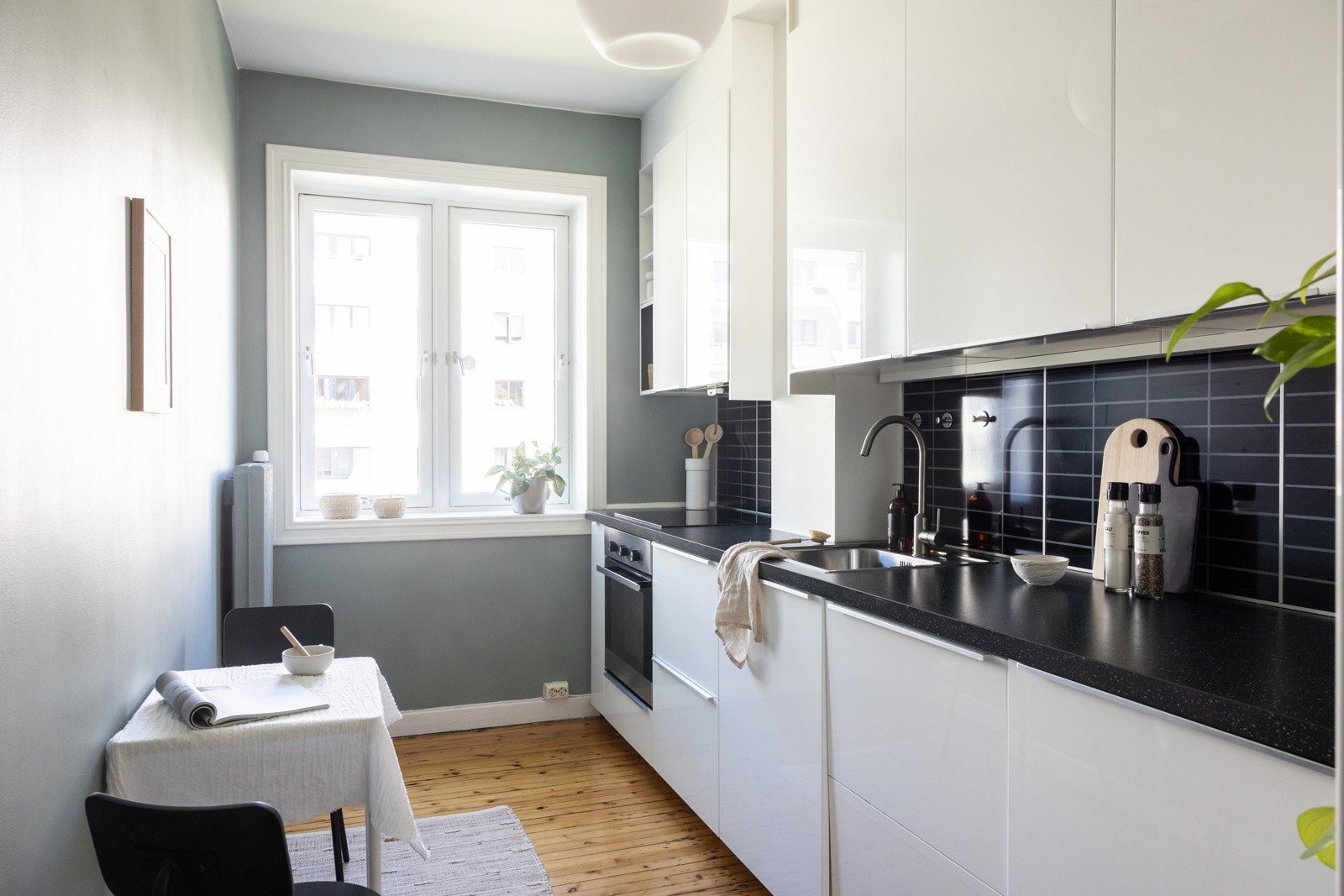 Praktisk separat kjøkken med tidløs takhøy kjøkkeninnredning. Galleribilde