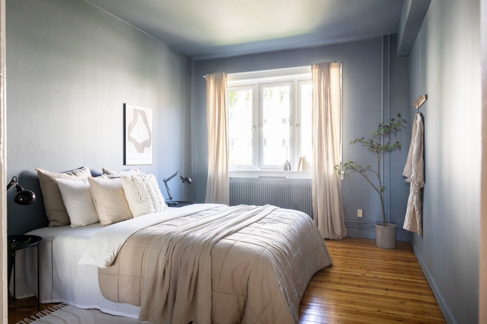 Svært romslig og delikat soverom med god plass til dobbeltseng. Galleribilde