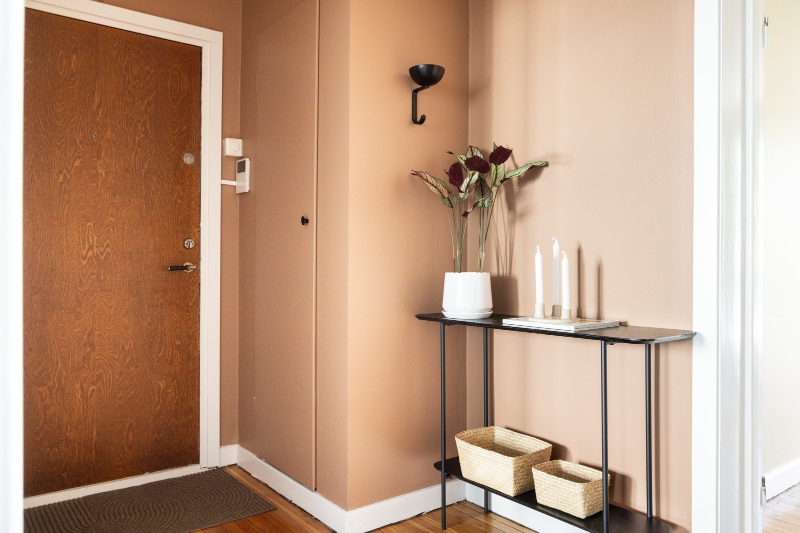 Plassbygget garderobeskap og god plass til oppbevaring av yttertøy. Det er også plass til kommode, skoskap e.l. Galleribilde