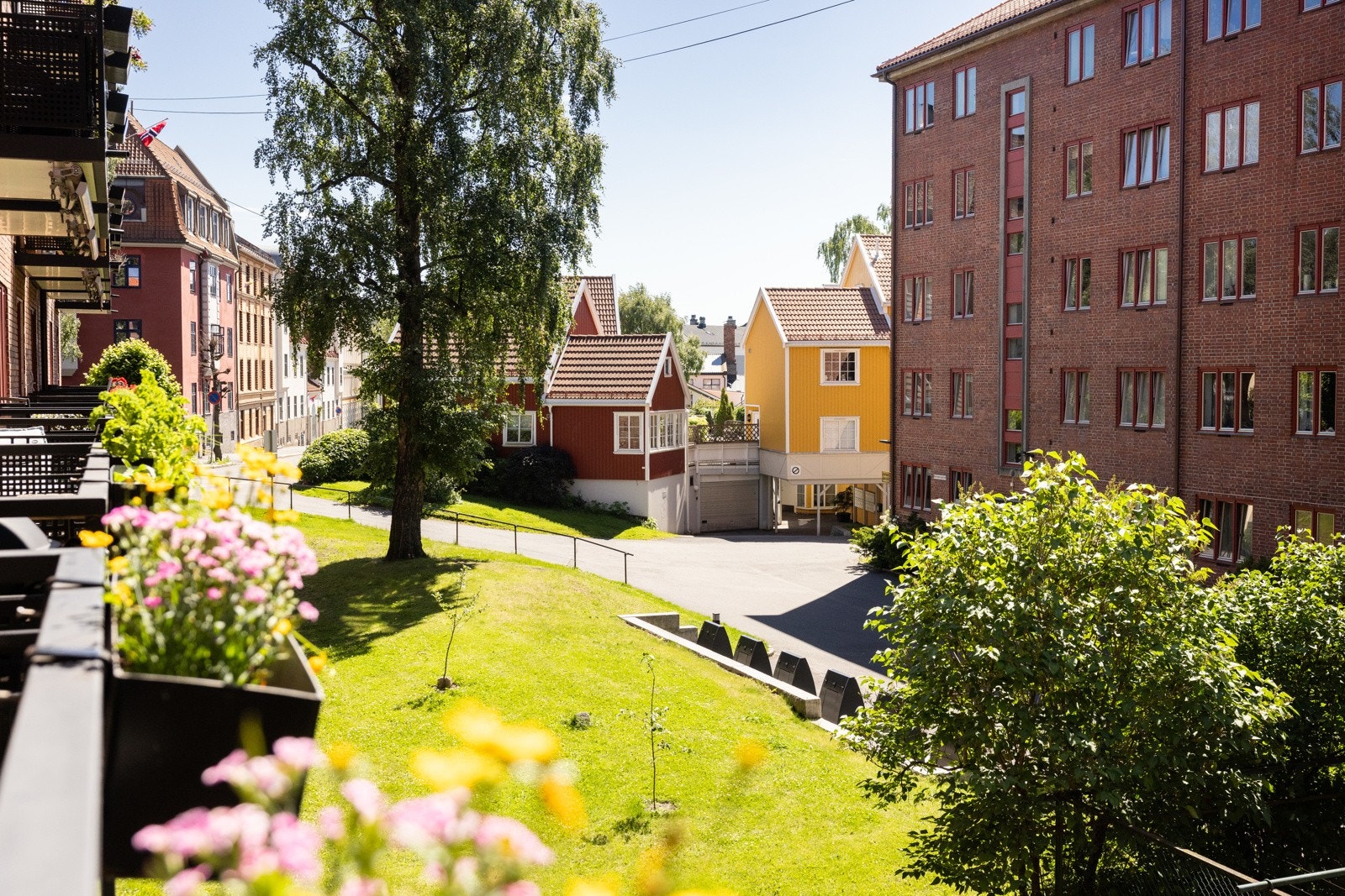 Hyggelig utsyn mot indre gårdsrom. Galleribilde