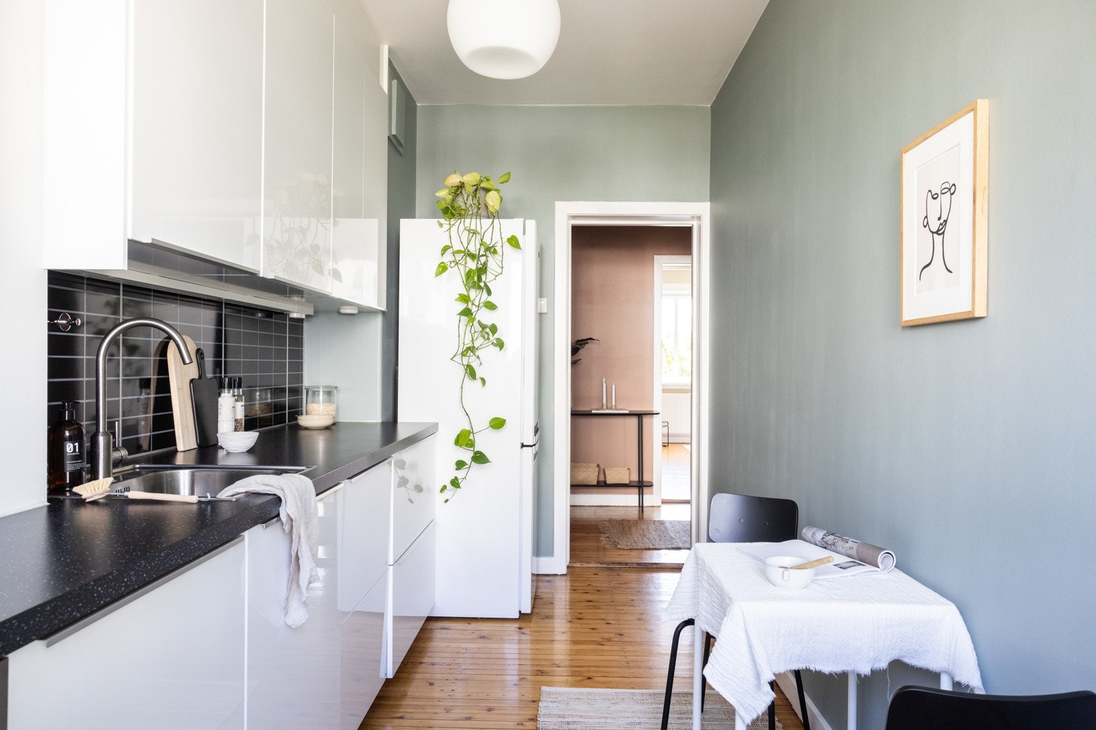 Kjøle- og fryseskap medfølger. Galleribilde