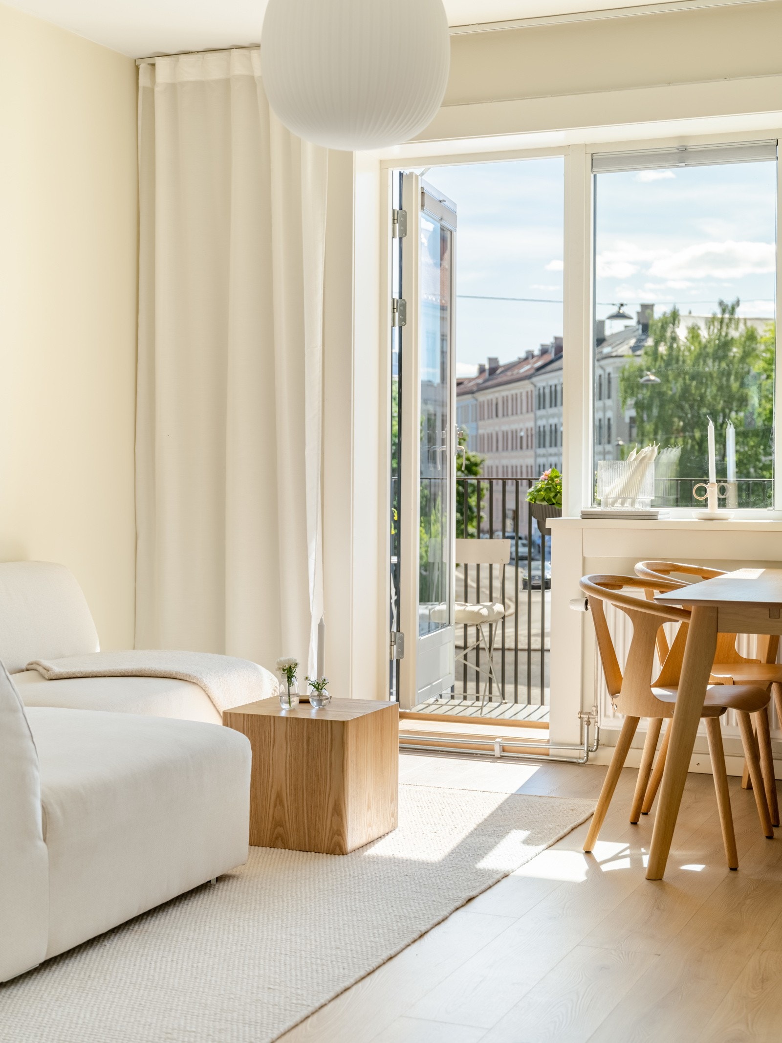 Store vindusflater slipper godt med naturlig lys inn. Galleribilde