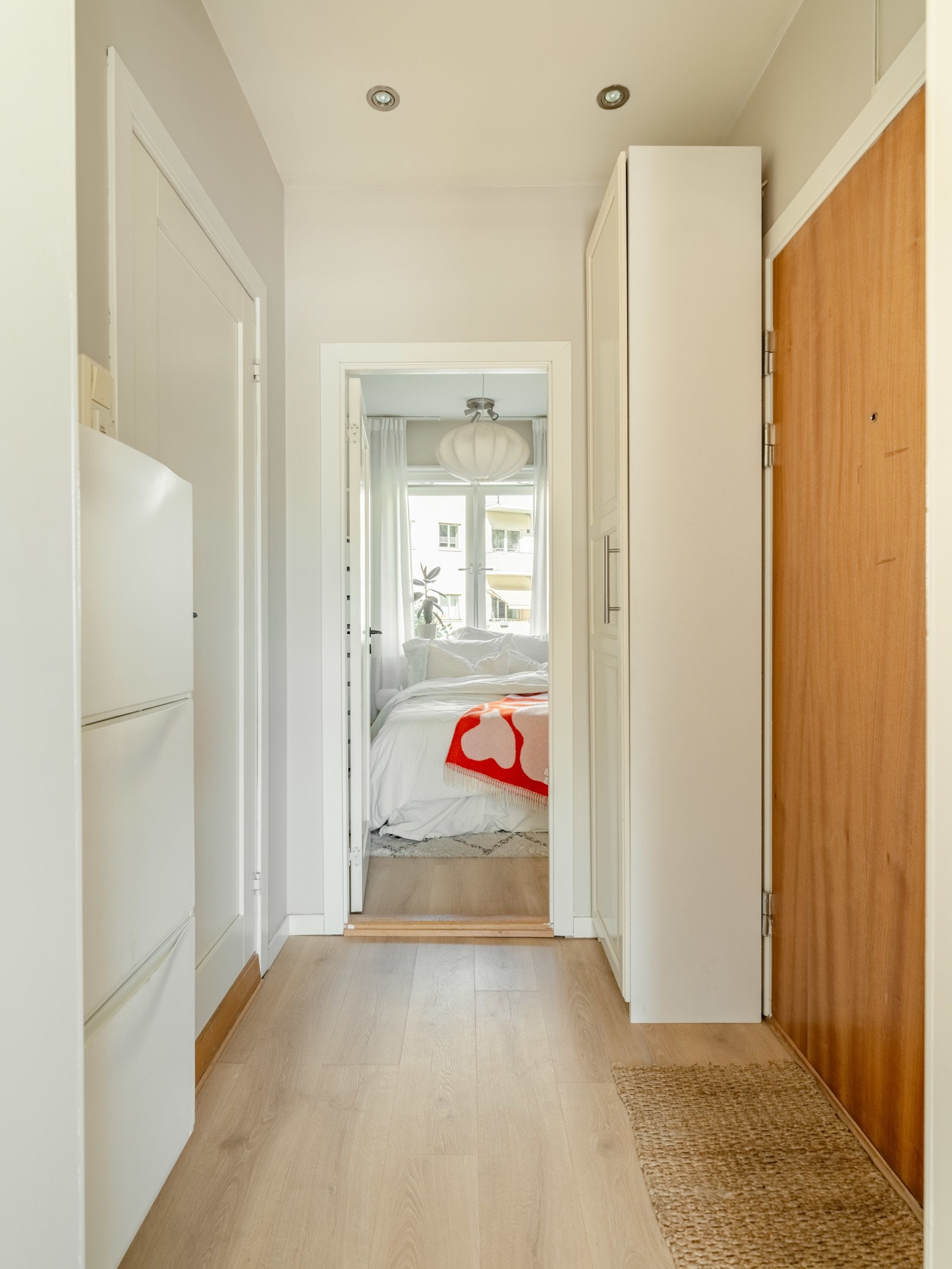 Det medfølger garderobeskap og skoskap. Galleribilde