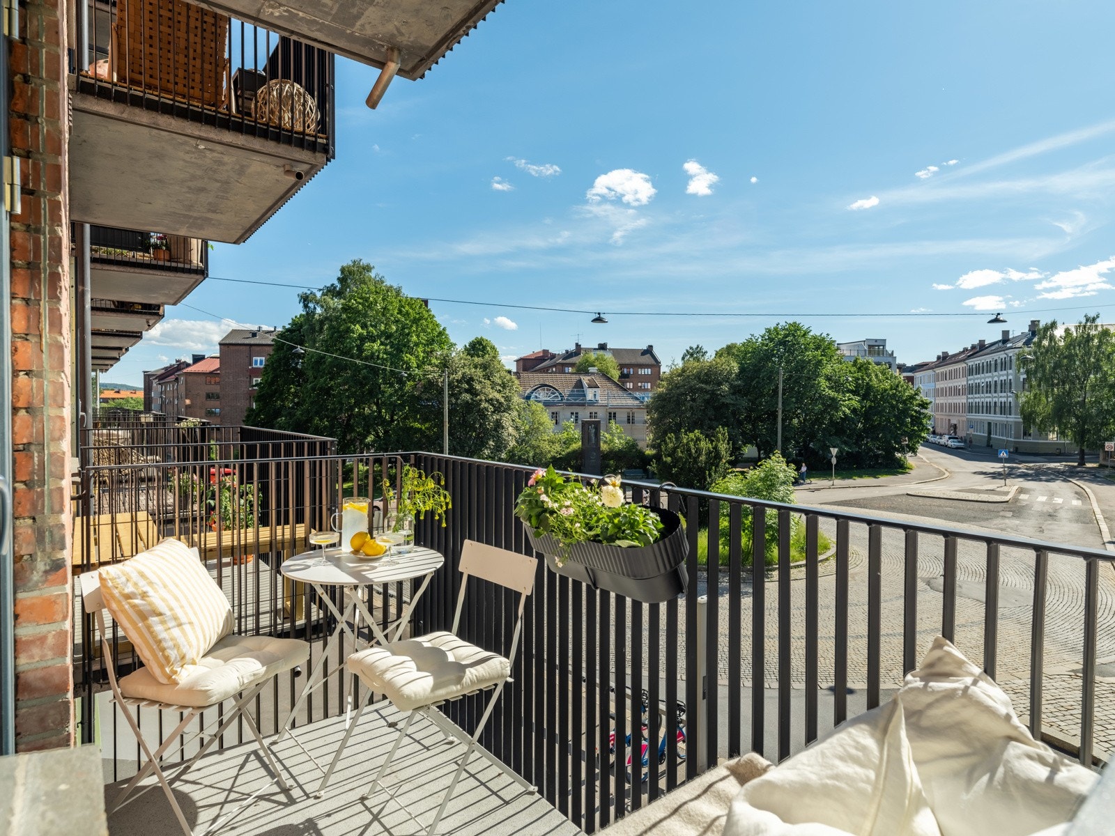 Fra stuen er det utgang til solrik balkong. Selger informerer om å ha sol fra ca. 12:00-21:30 på sommerstid. Galleribilde