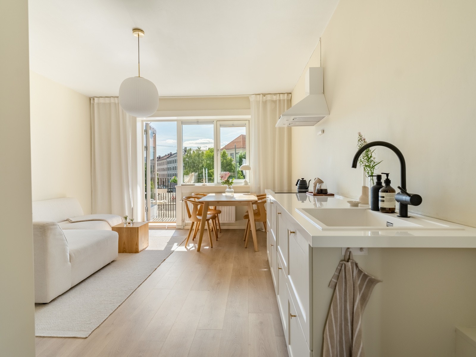 Boligen fremstår som lys og moderne med gode material- og fargevalg. Galleribilde