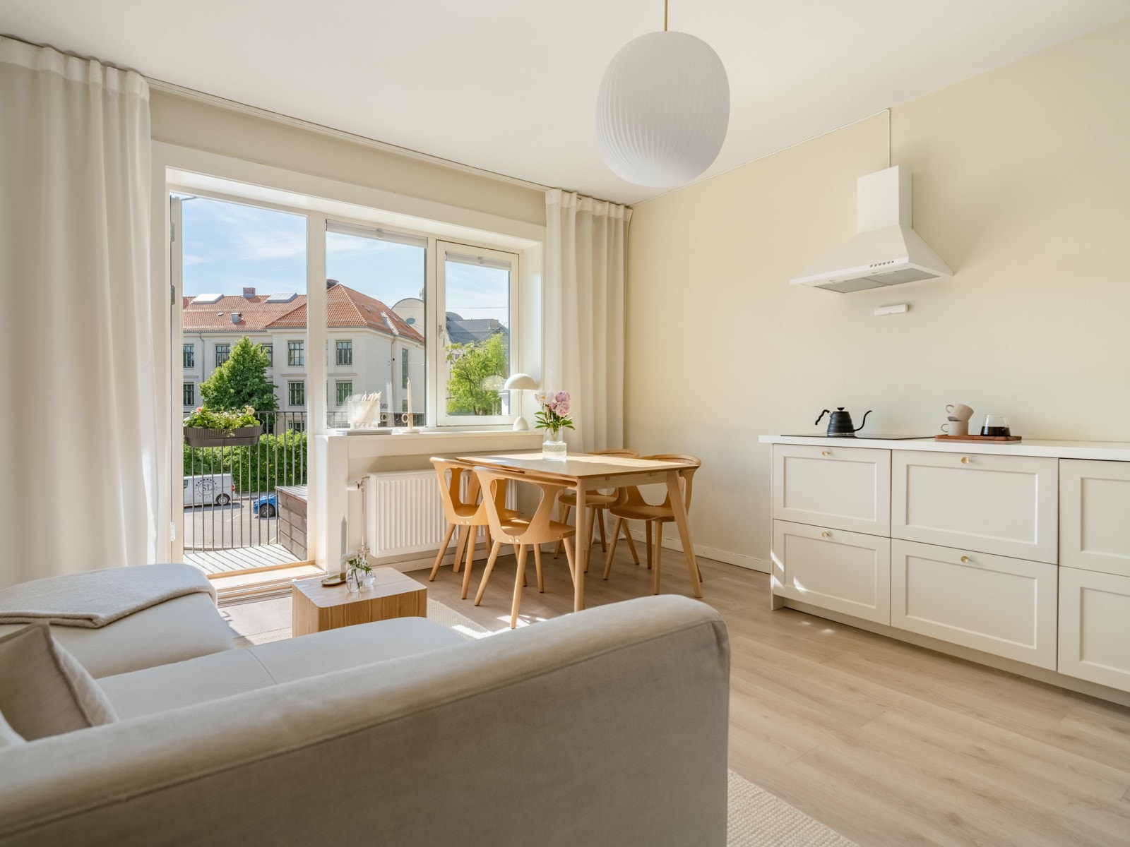 Moderne åpen stue- og kjøkkenløsning. Galleribilde