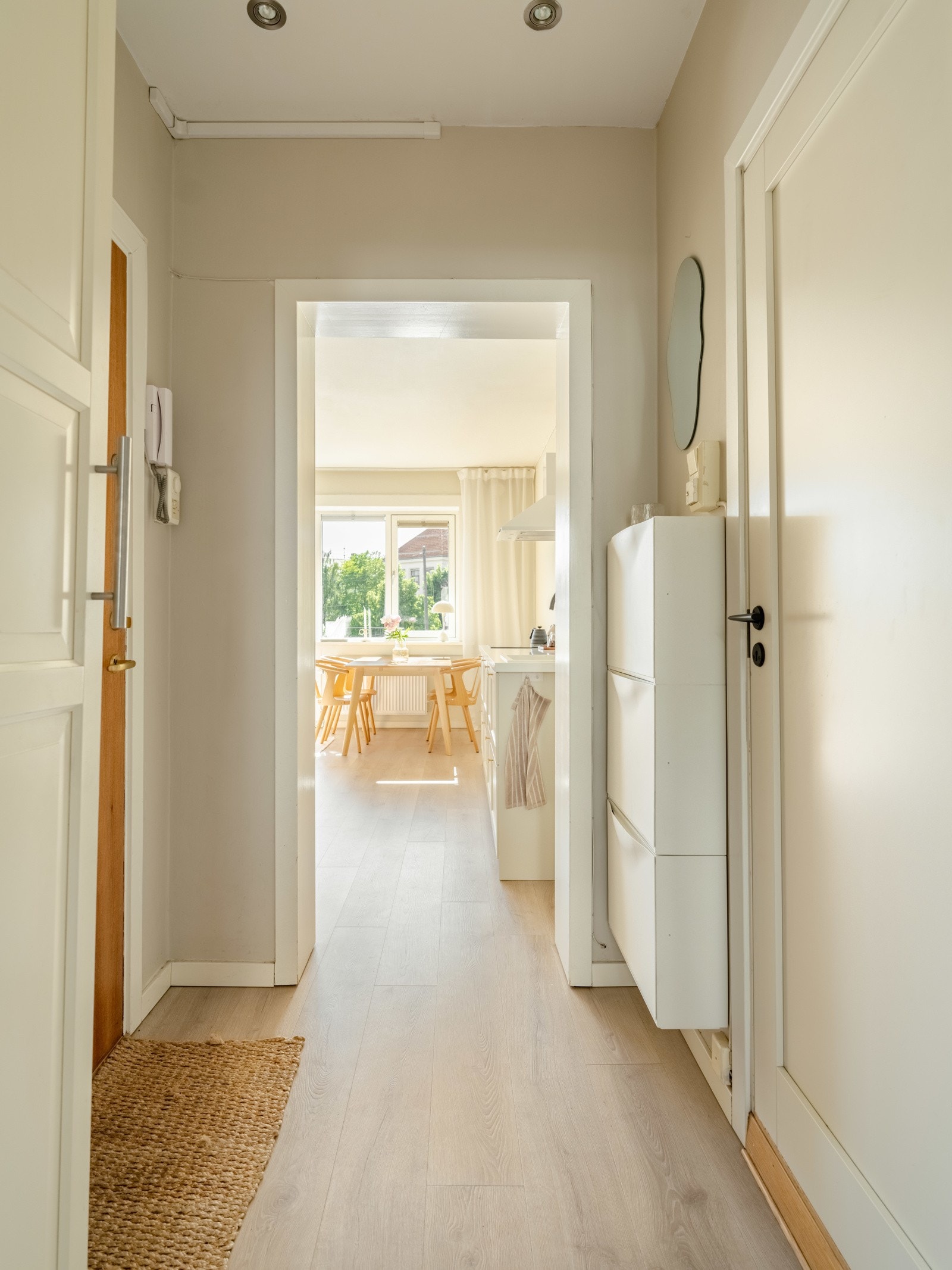 Lys og praktisk entré med downlights. Brann- og lydklassifisert entrédør. Callinganlegg. Galleribilde