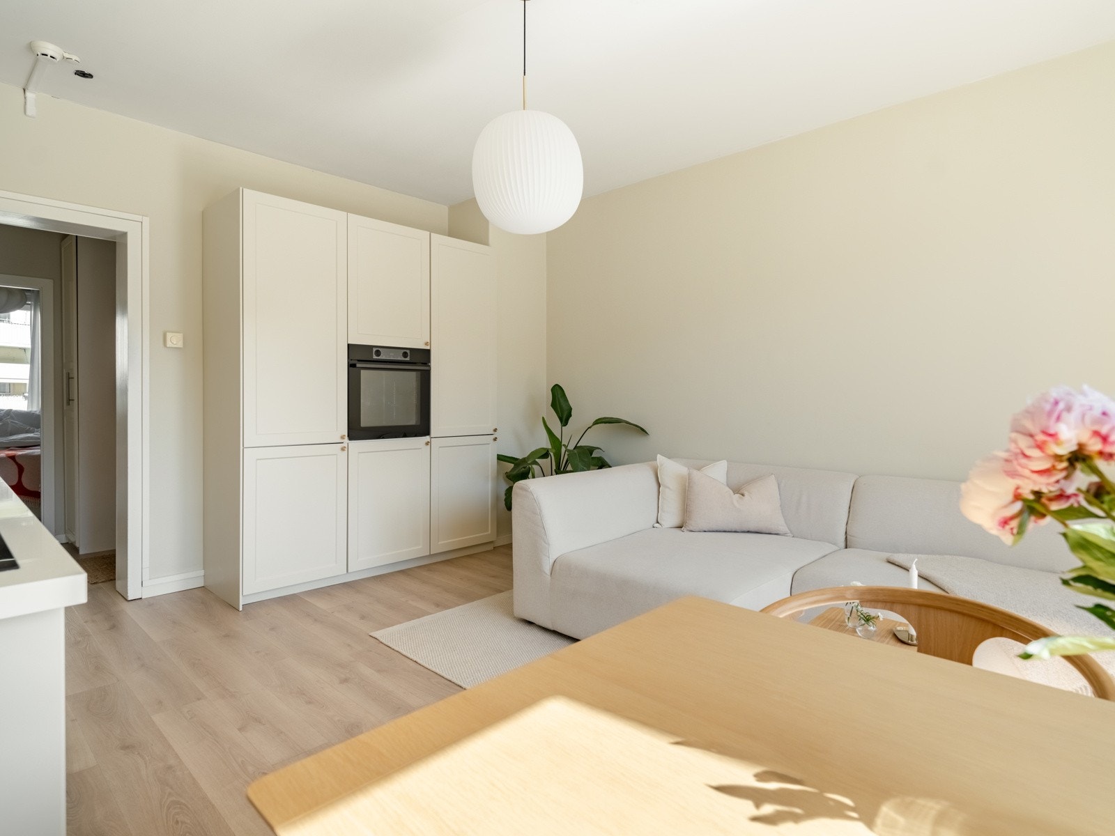 Integrert platetopp, stekeovn, oppvaskmaskin og kjøl-/fryseskap. Galleribilde