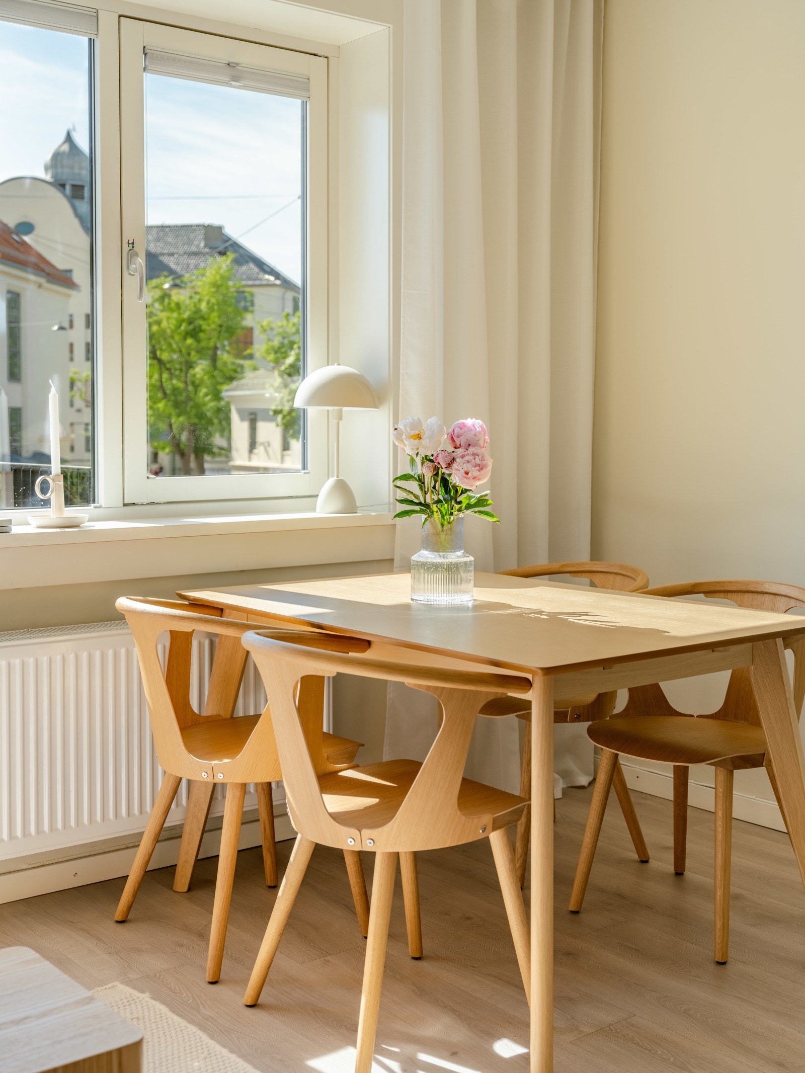 Velegnet plass til spisegruppe ved vinduet. Galleribilde