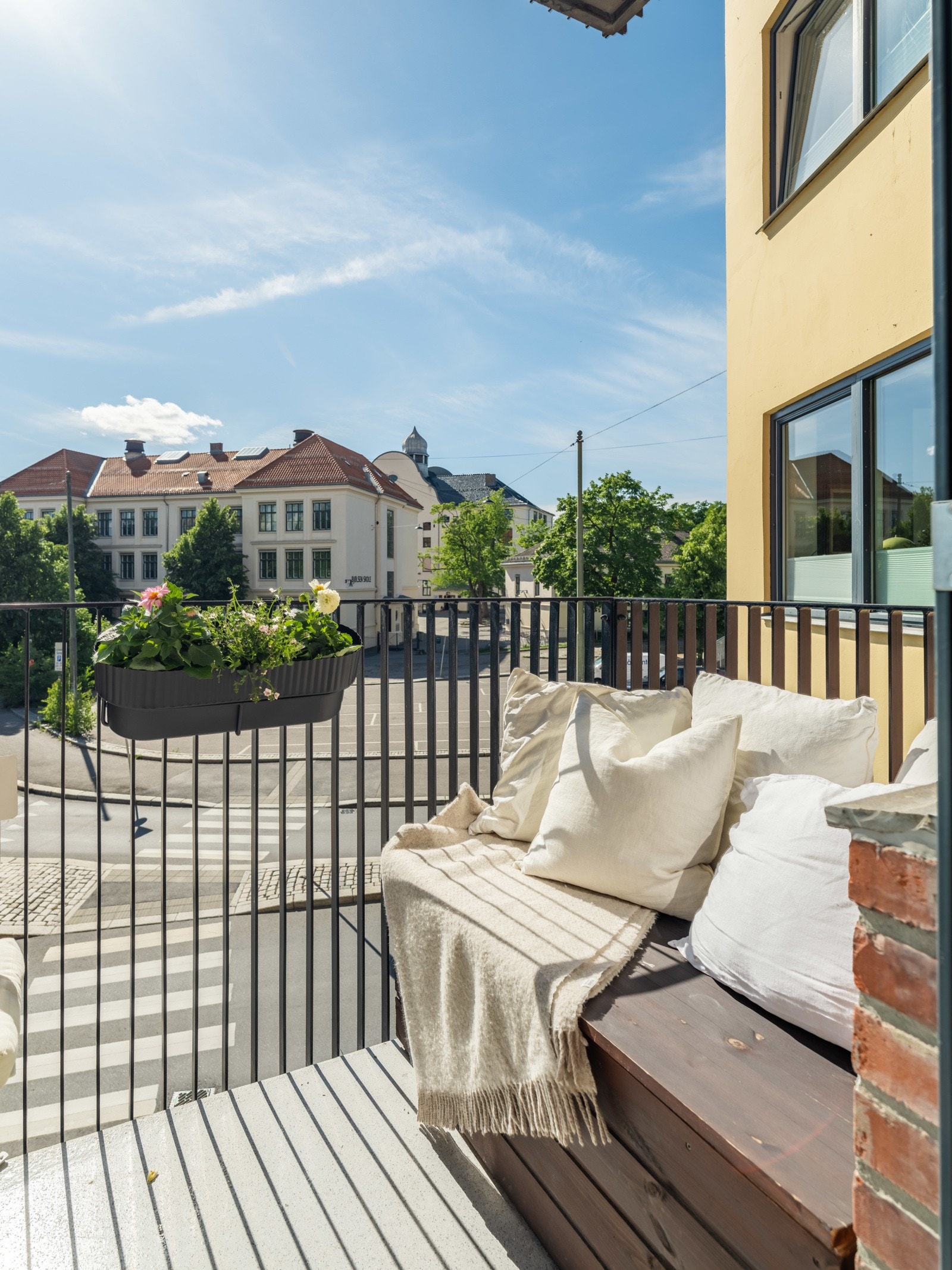 Balkongen er sydvestvendt med svært gode solforhold. Galleribilde