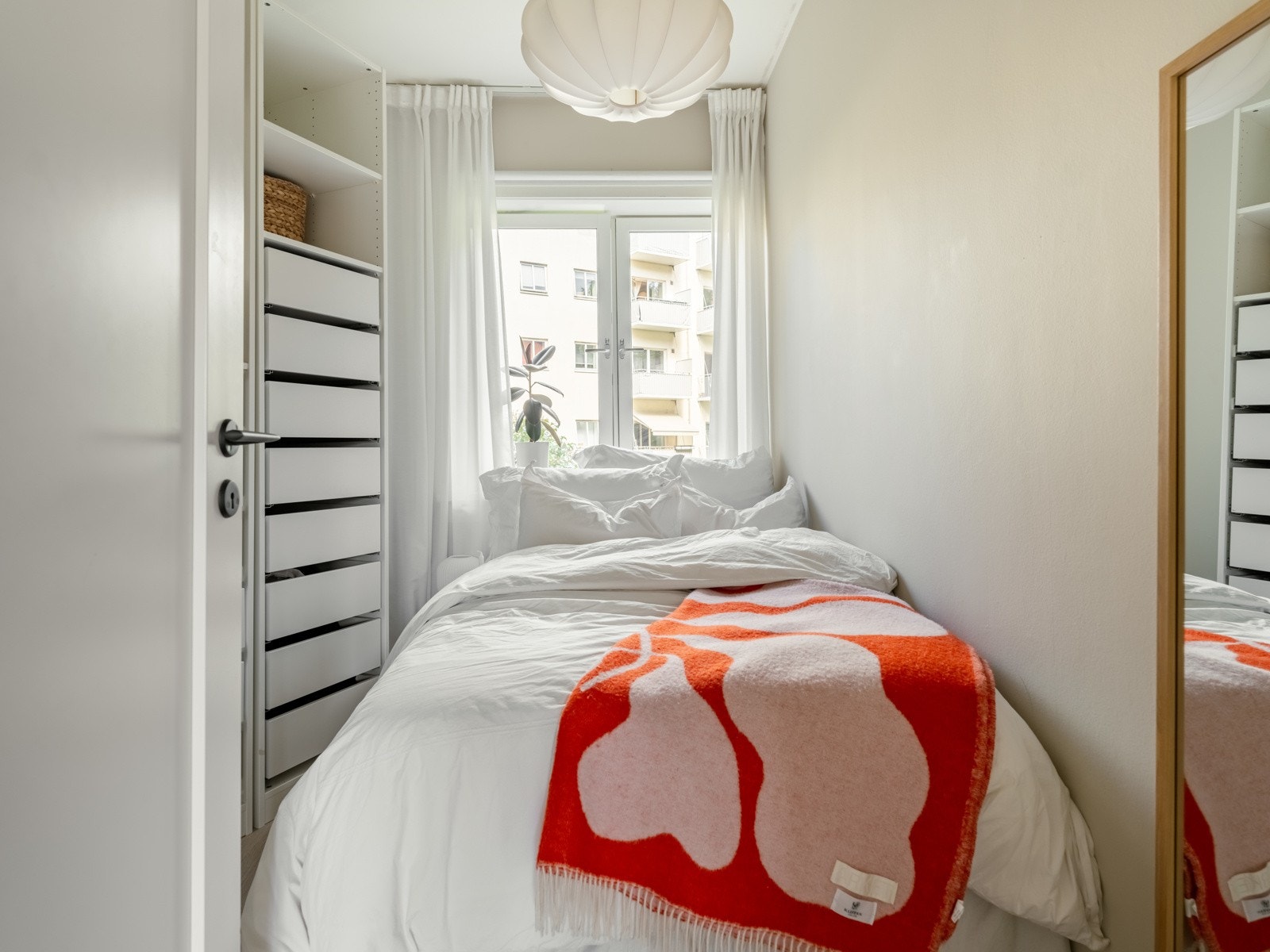 Garderobeskap medfølger. Galleribilde