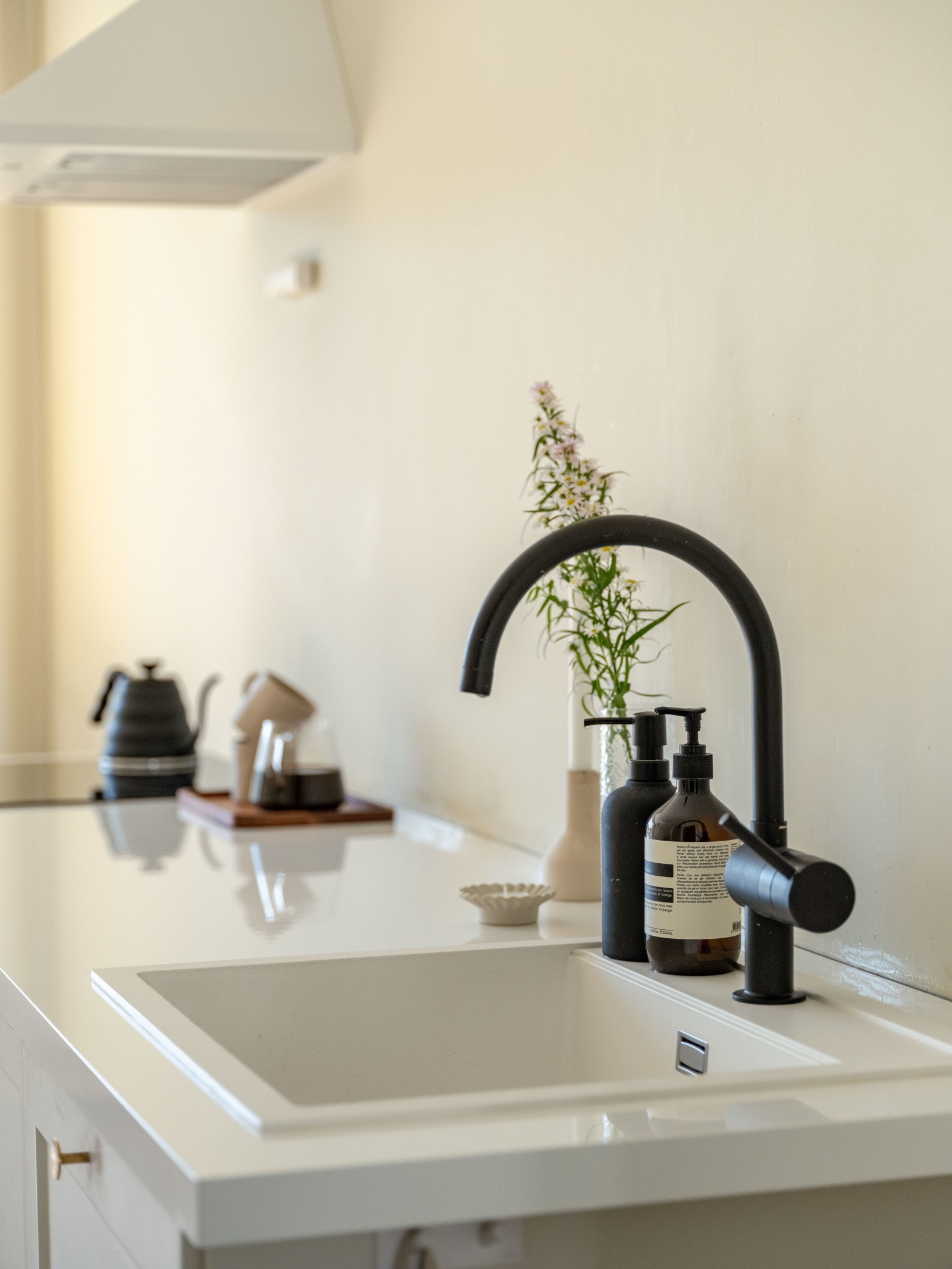 Benkeplate i laminat med nedfelt oppvaskkum og ett-greps blandebatteri. Galleribilde