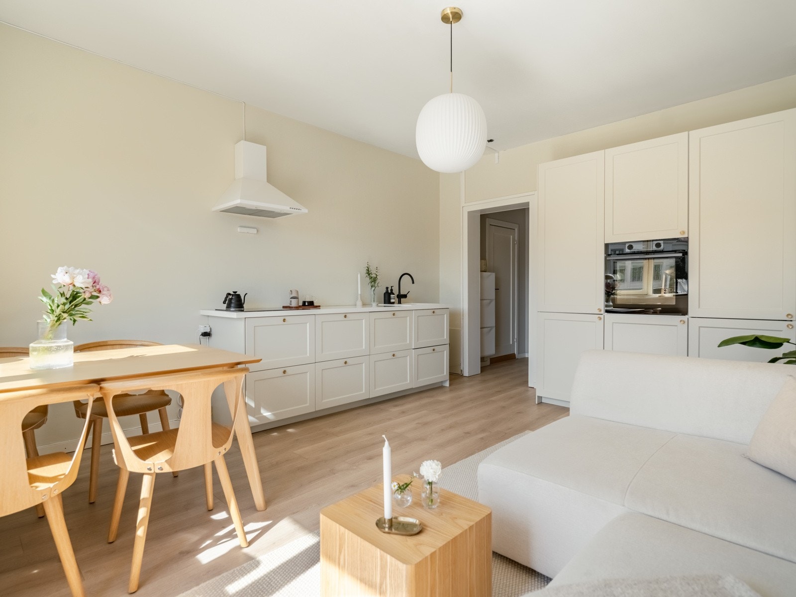 Oppvarming, varmtvann, TV og internett inkludert. Selger har hatt strømforbruk i 2023 på ca. 2552 kWh. Galleribilde