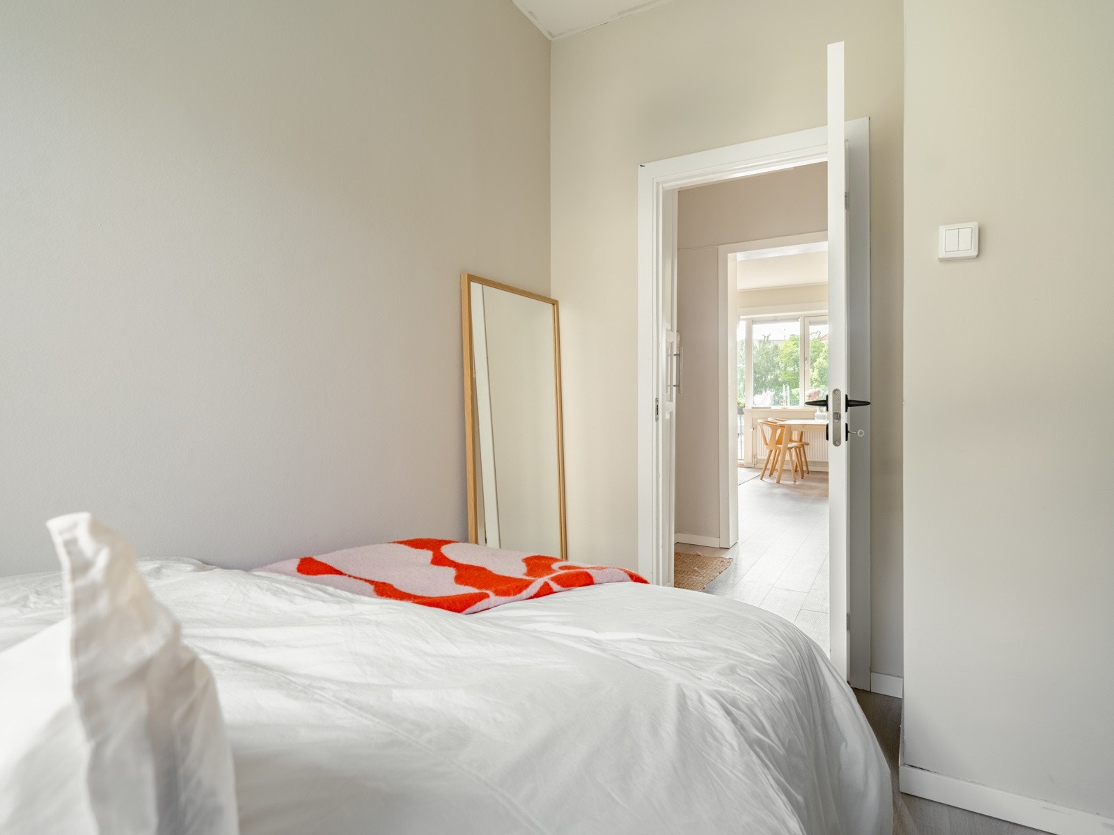 Soverommet ligger mot rolig, trafikkfri bakgård. Galleribilde