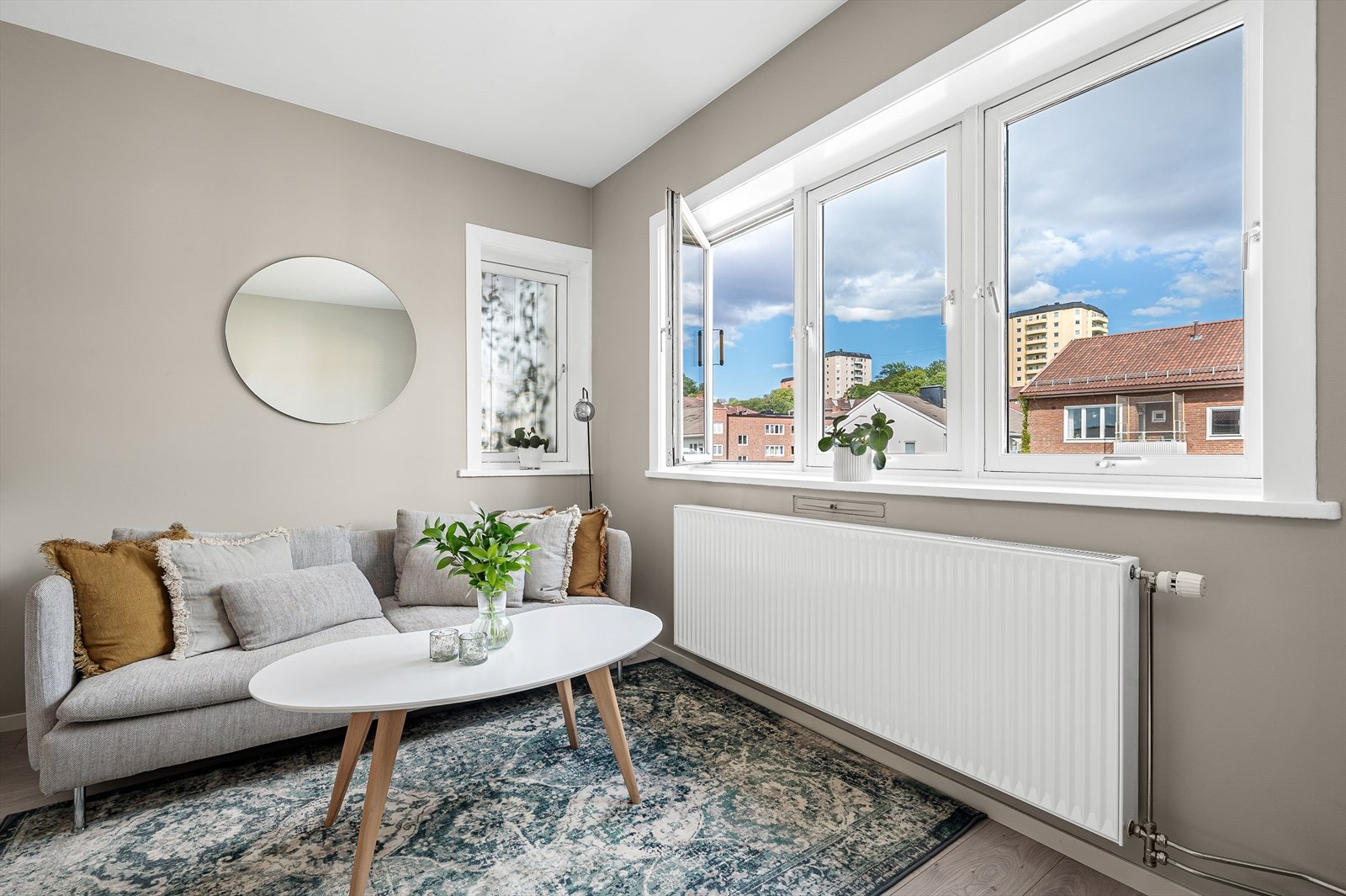 Stuen er malt i en delikat farge og store vinduer slipper inn generøst med dagslys. Galleribilde