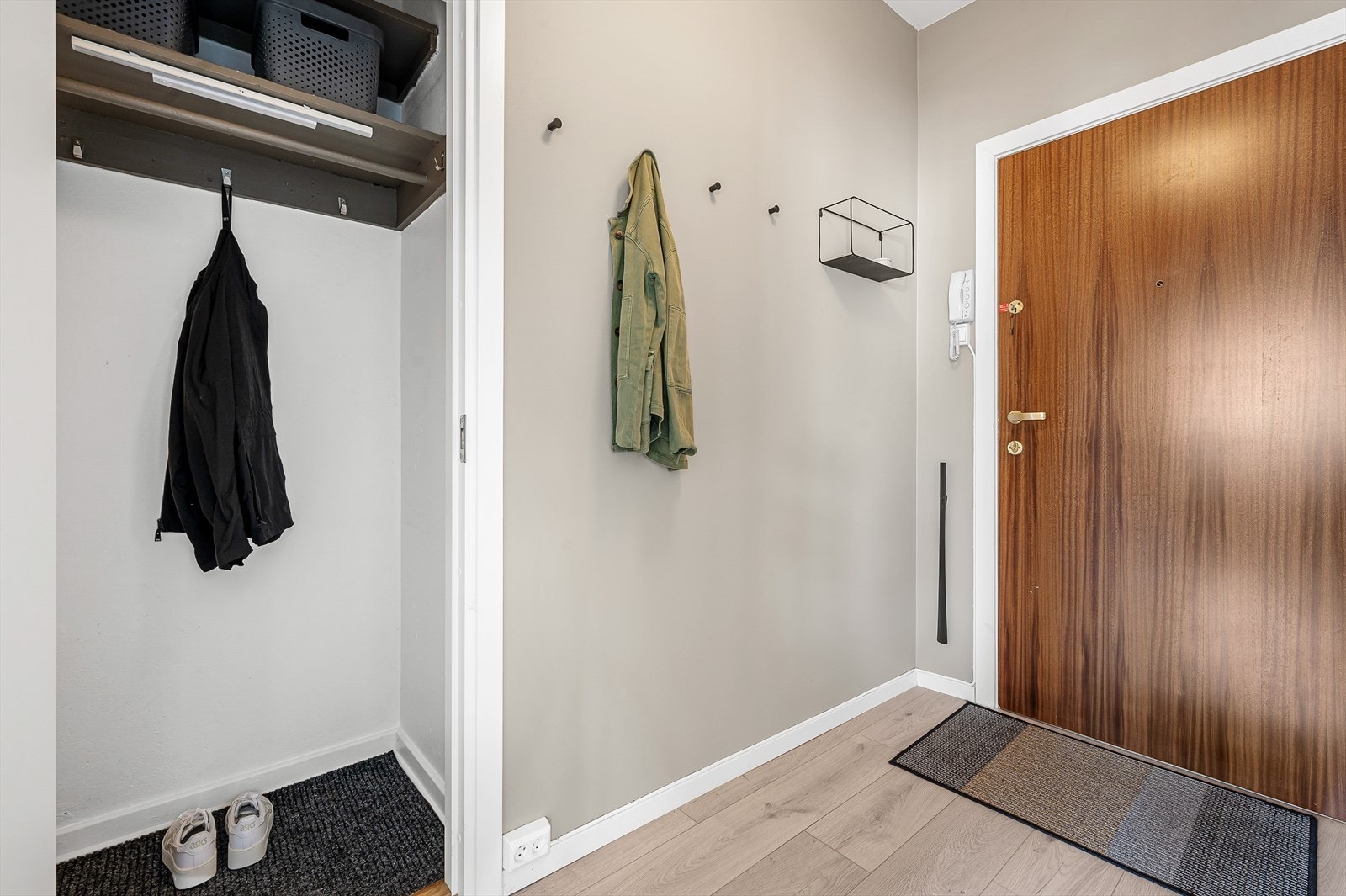 I entréen er det en praktisk bod som gir deg mulighet for oppbevaring av klær, sko, støvsuger og annet. Galleribilde