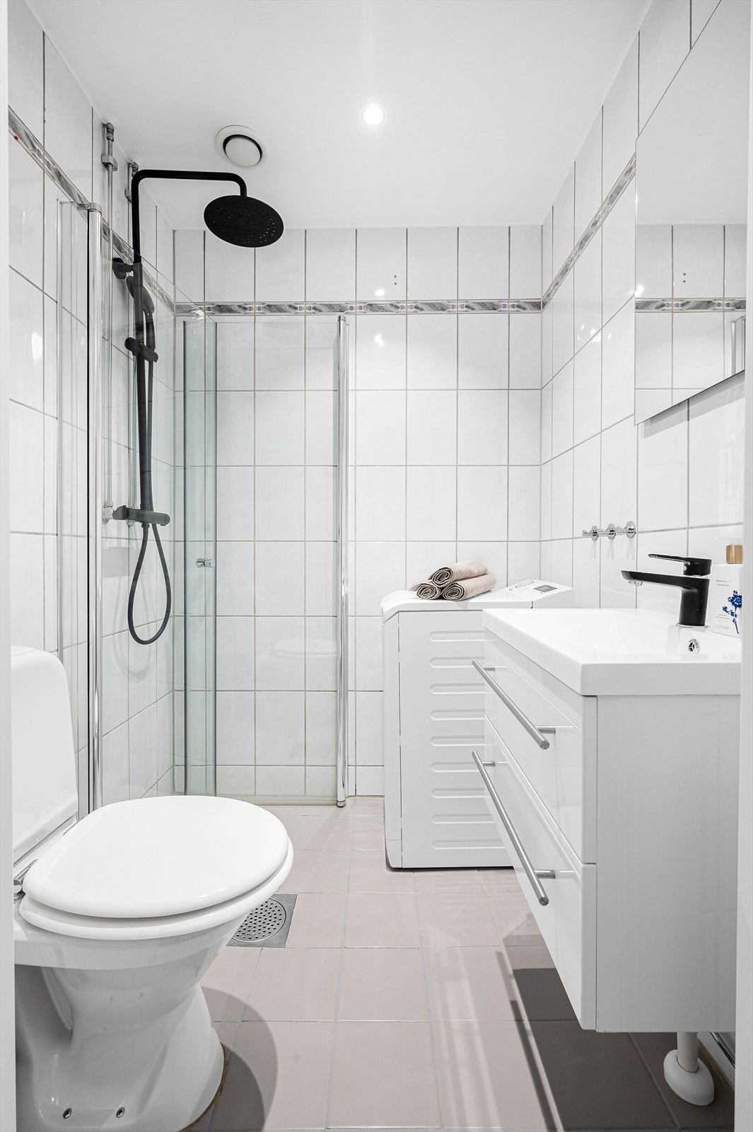 Delikat bad i lyse farger med nyere baderomsinnredning, blandebatteri og regnfallsdusj. Galleribilde