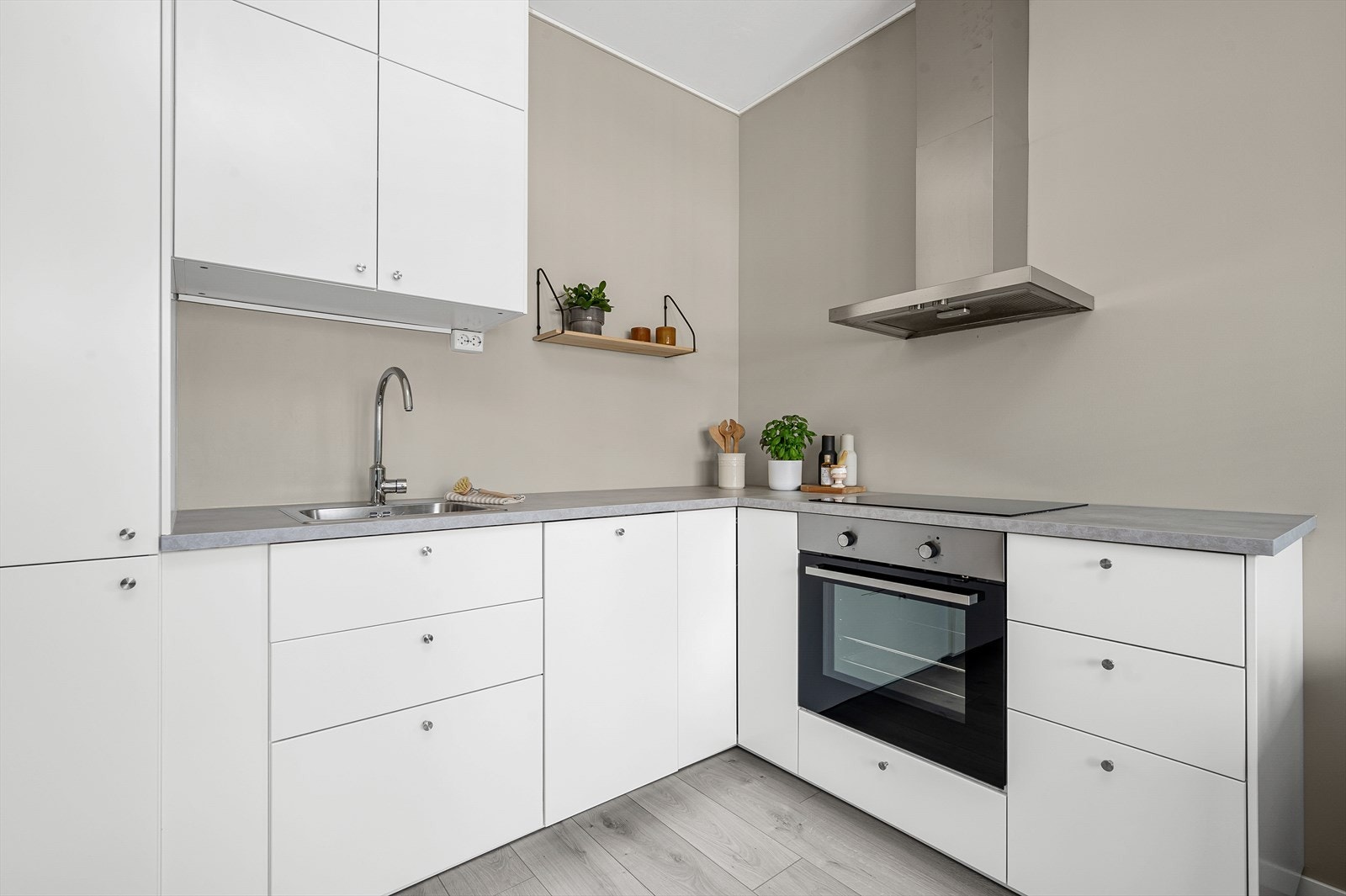 Integrerte hvitevarer som kjøl/frys, stekeovn, induksjonstopp og oppvaskmaskin er installert på kjøkkenet. Galleribilde