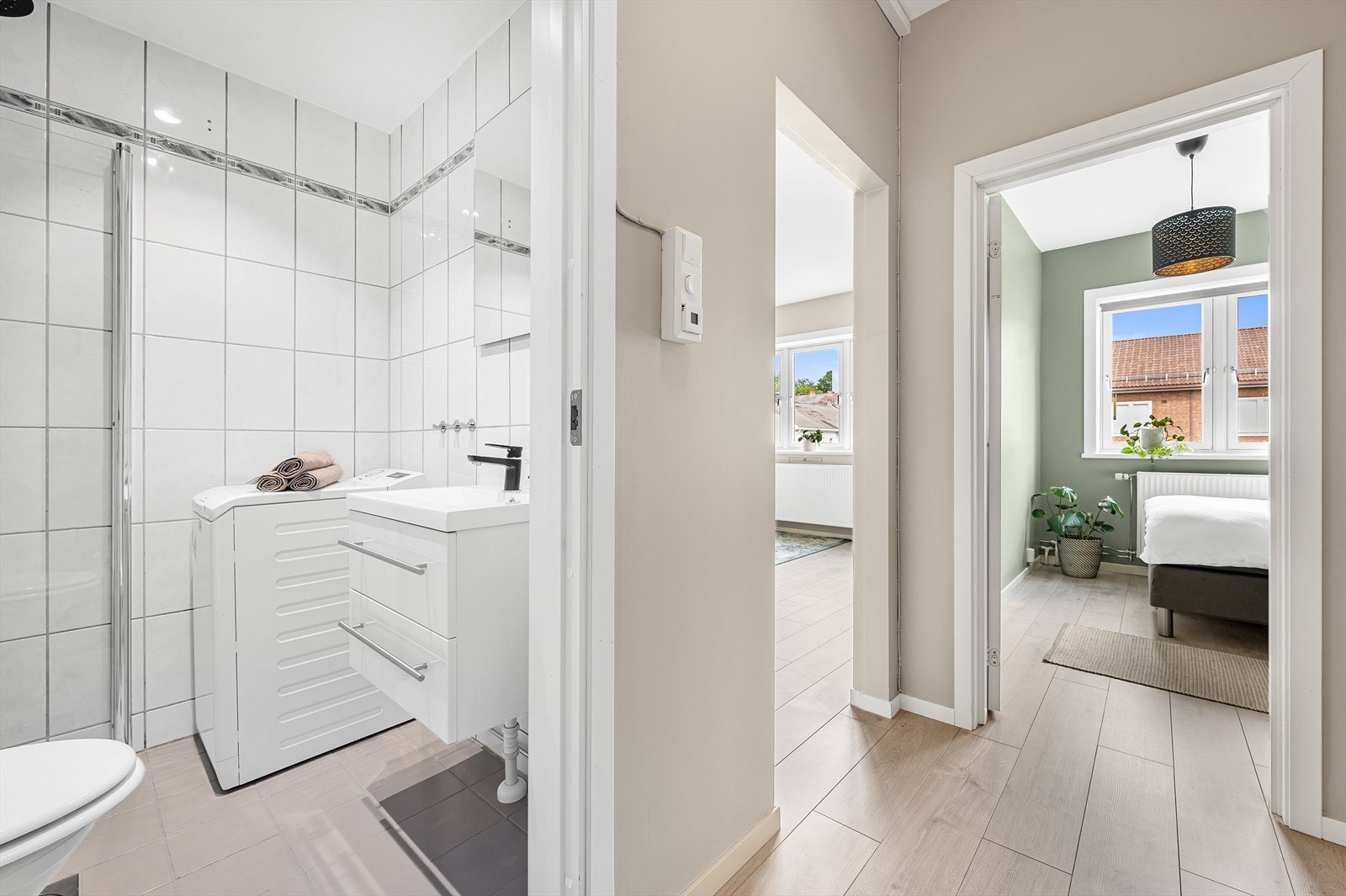 Fra entréen er det direkte adkomst til bad, soverom, stue og kjøkken. Galleribilde