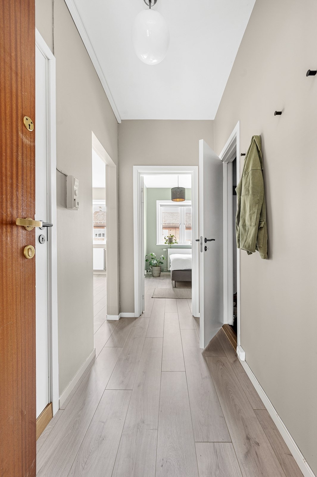 Badet og soverommet har adkomst direkte fra entréen. Galleribilde