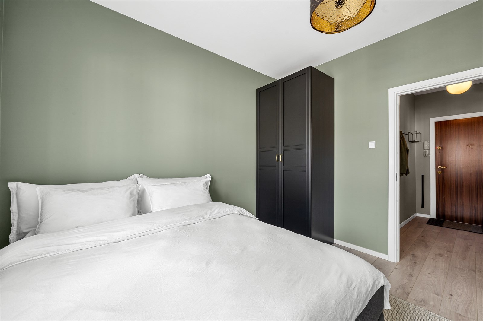 På soverommet følger romslig garderobeskap. Galleribilde