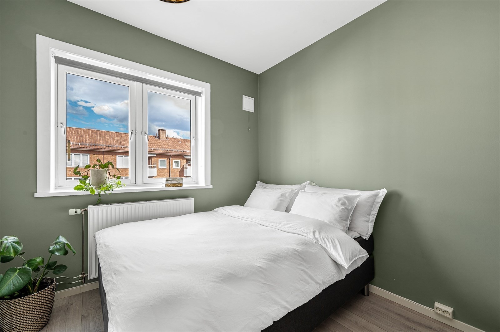 Romslig soverom med god plass til dobbeltseng og nattbord på begge sider om ønskelig. Galleribilde