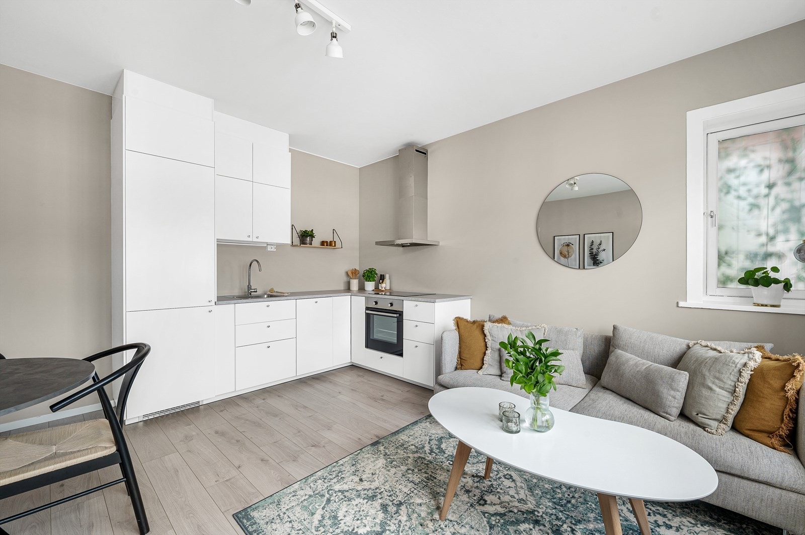 Lekkert lyst kjøkken med matte hvite fronter. Galleribilde