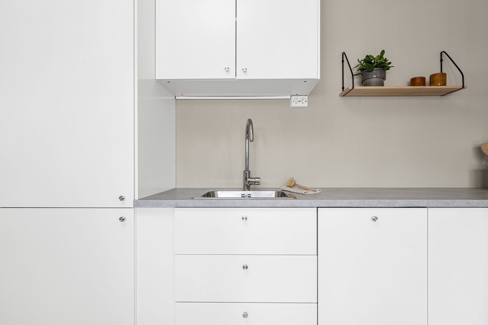 Det er godt med skapplass i både under- og overskap. Galleribilde