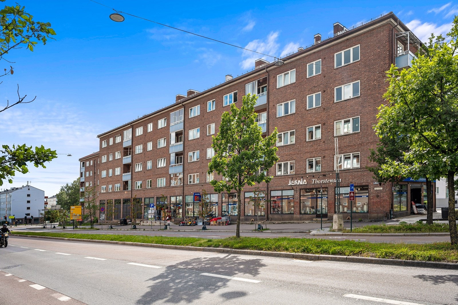 Fasade. Leiligheten ligger kun et steinkast unna flere dagligvarebutikker, kollektivtransport, servicetilbud med mer! Galleribilde