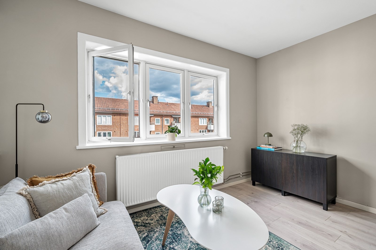 Det er god plass til tv-benk. I sameiet får du også internett inkludert i felleskostnadene. Galleribilde