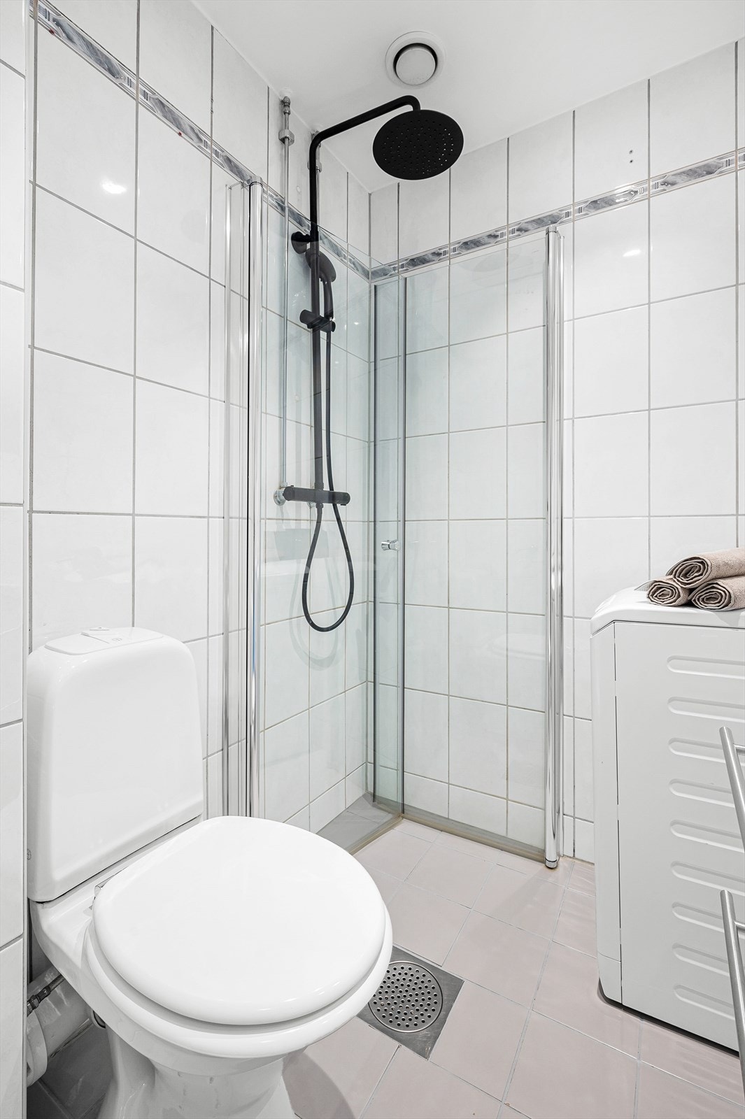 Varmtvann er inkludert i felleskostnader. Opplegg for vaskemaskin. Galleribilde