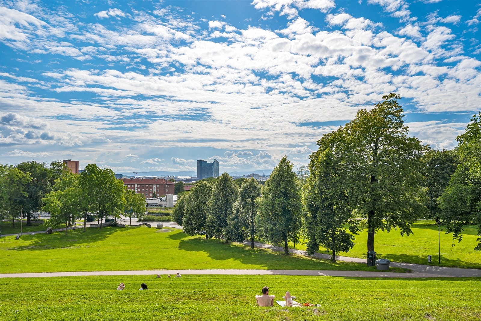 Ønsker du deg en liten spasertur utenfor borettslaget er det også et godt utvalg parker i nærheten hvor man kan nyte flotte dager. Galleribilde
