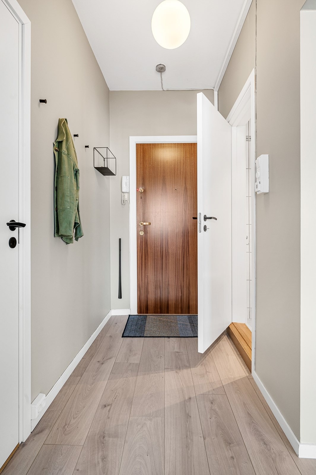 Innbydende entre med plass til å henge fra seg jakker og sette fra seg sko. Galleribilde