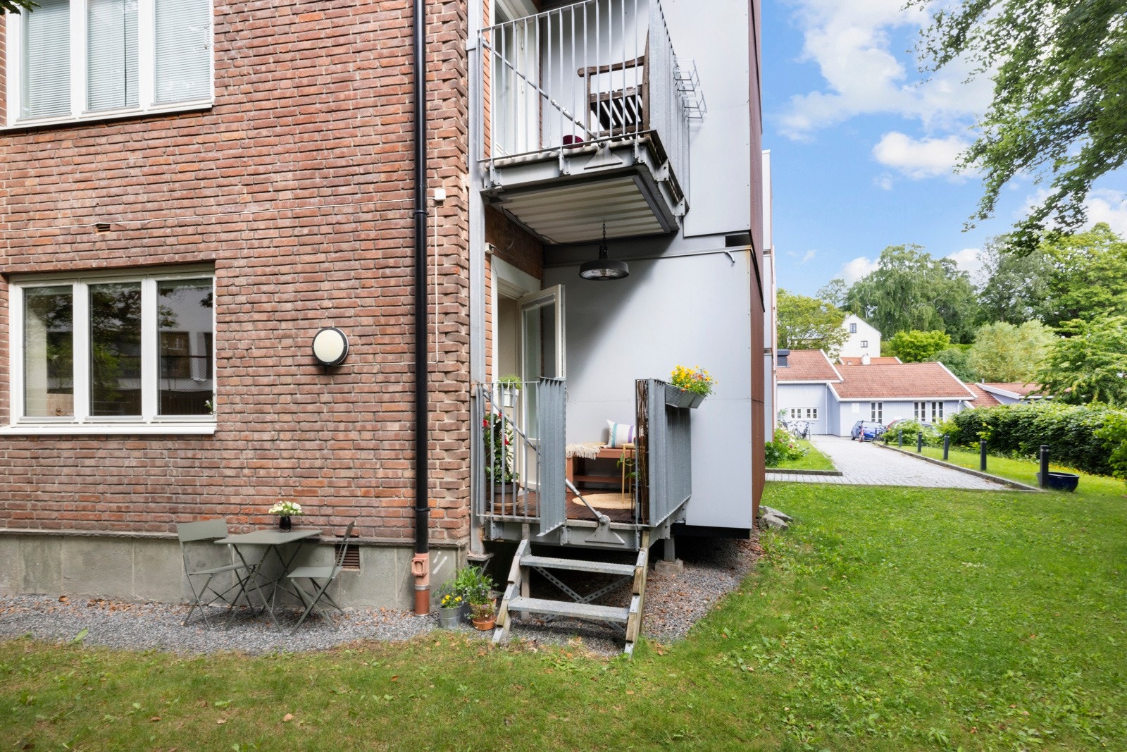 - Utgang til hagen forlenger uteområdet/balkong - Galleribilde