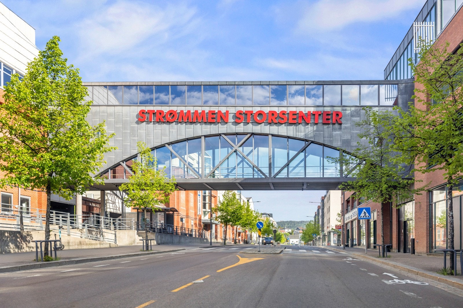 Det er ca. 7 min på sykkel og 5 min i bil til Strømmen Storsenter som har over 200 butikker og tilknyttede virksomheter Galleribilde