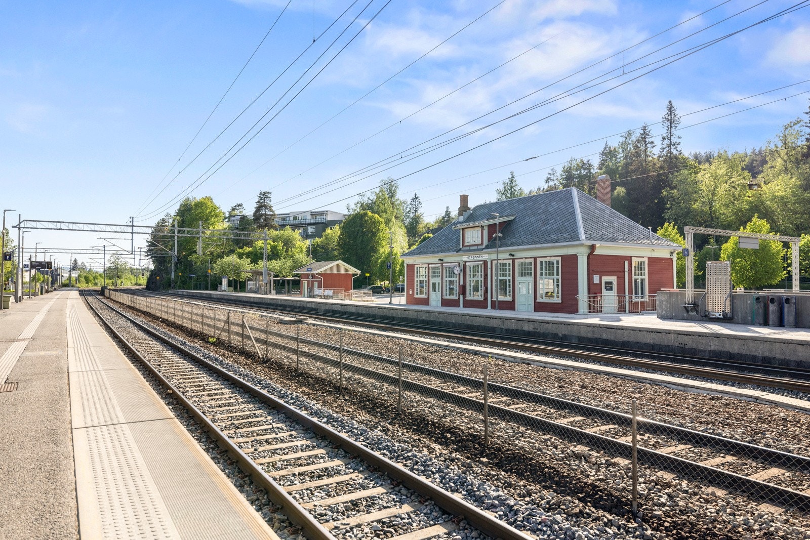 Området byr på offentlig kommunikasjon i form av buss og tog Galleribilde