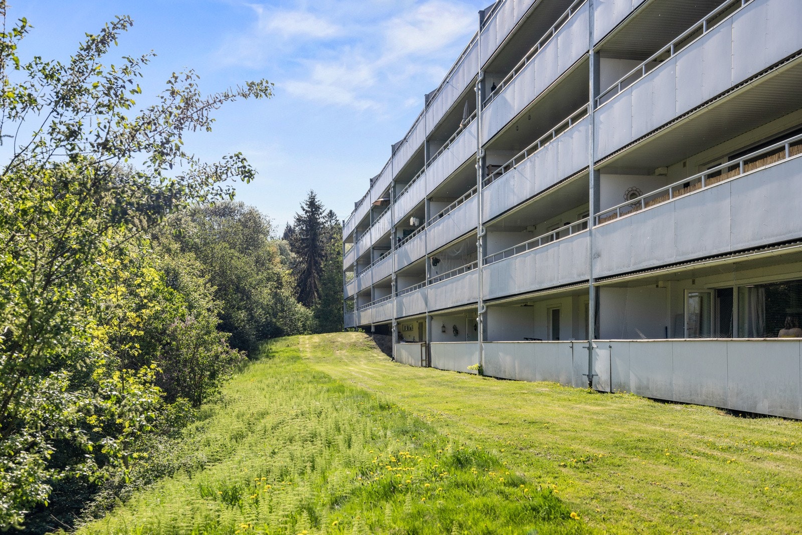 Borettslaget fellesområder er pent opparbeidet med plen, beplantning, og noe naturtomt Galleribilde
