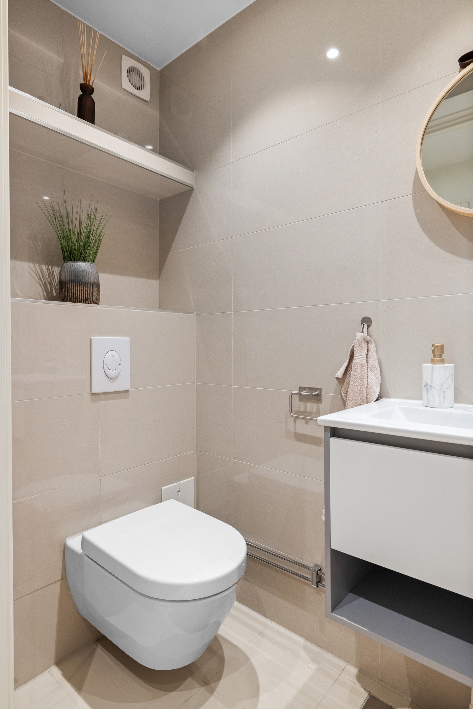 Badet er utstyrt med veggmontert toalett og en dusjnisje Galleribilde