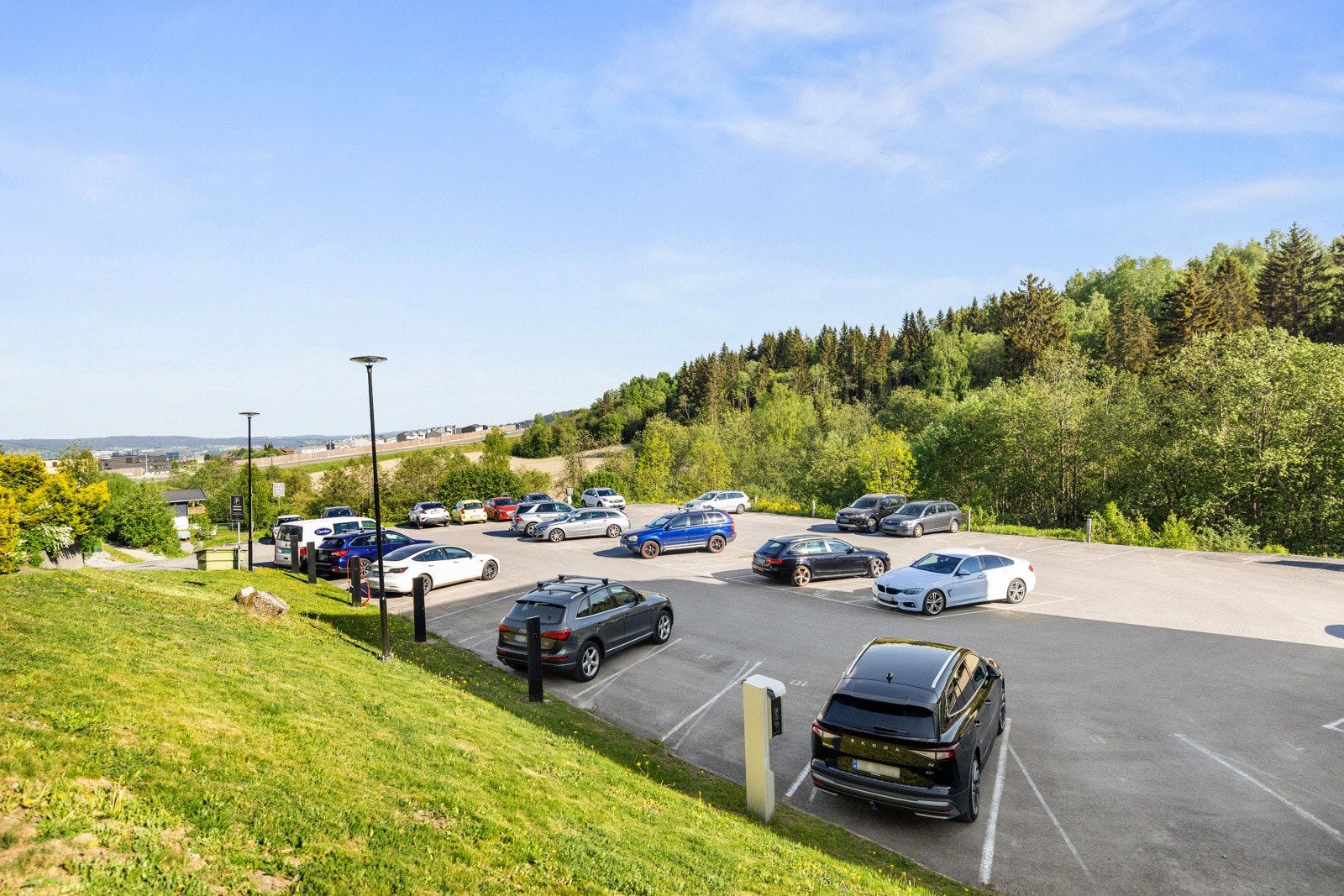 Borettslaget har asfalterte biloppstillingsplasser med opplegg for elbillader Galleribilde