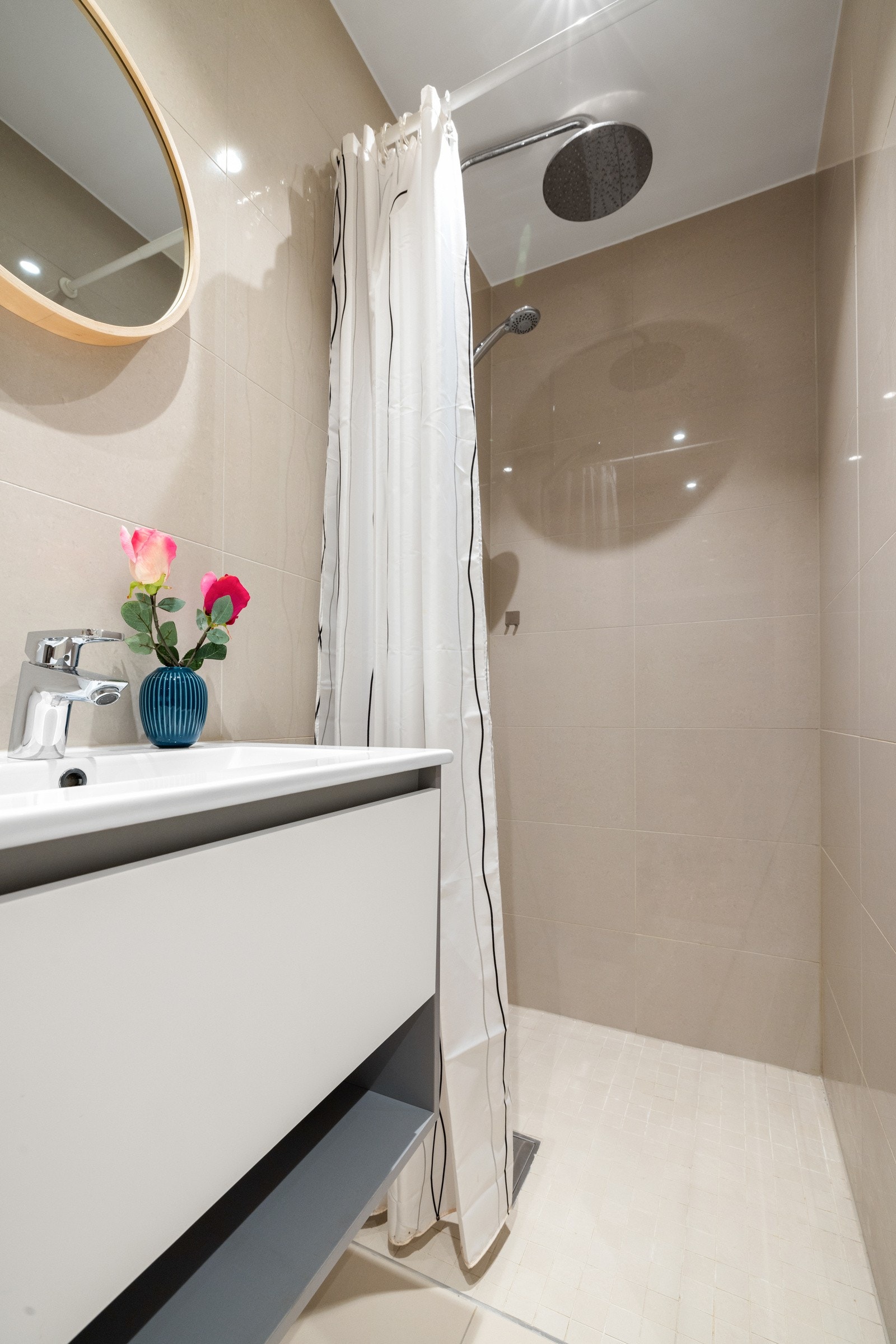 Det delikate badet ble pusset opp i 2018 og har flislagte gulv og vegger, samt gulvvarme, downlights og mekanisk avtrekk Galleribilde