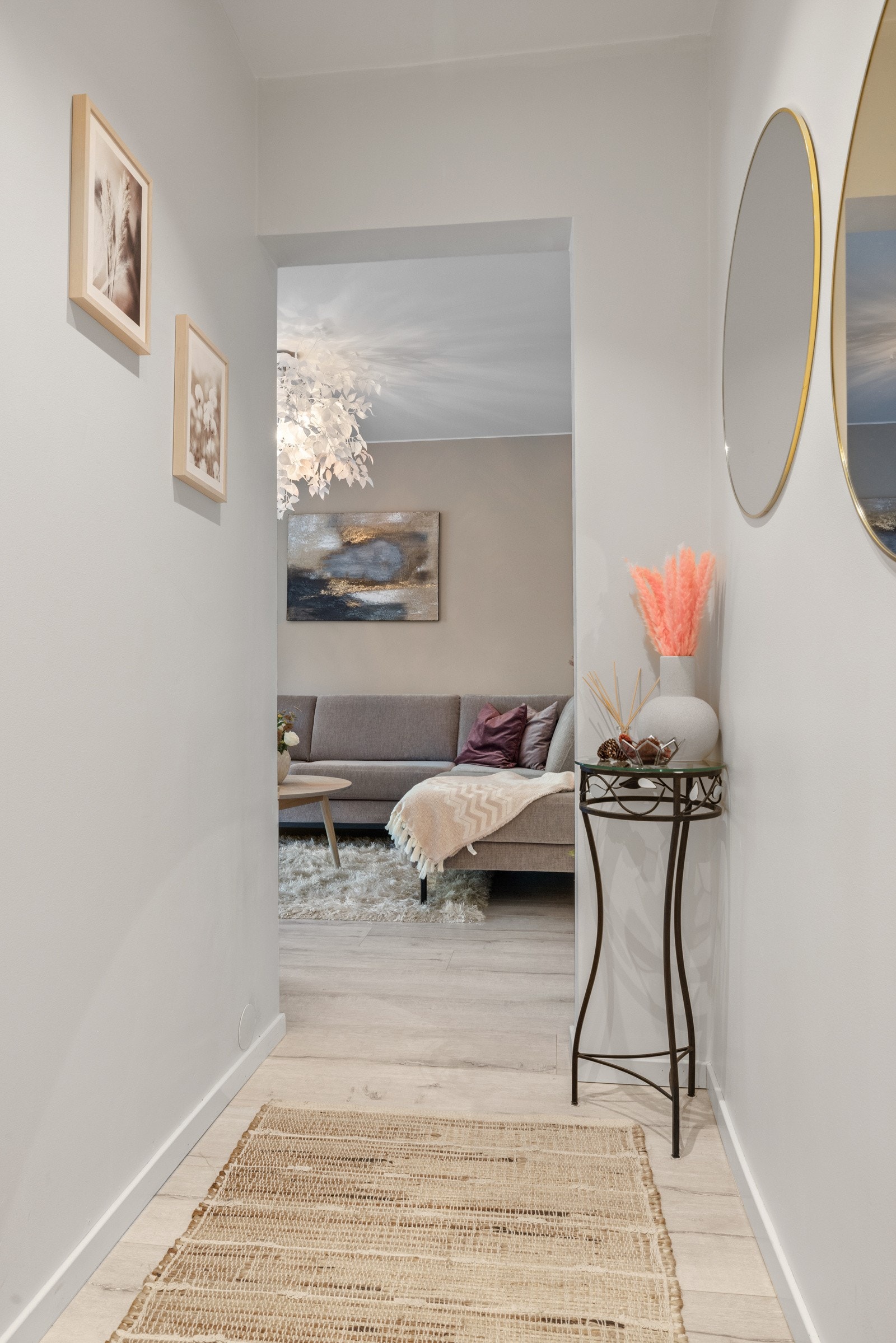 I tillegg har rommet downlights i himling, callinganlegg ved siden av inngangsdøren og moderne knagger der du kan henge ytterjakken Galleribilde