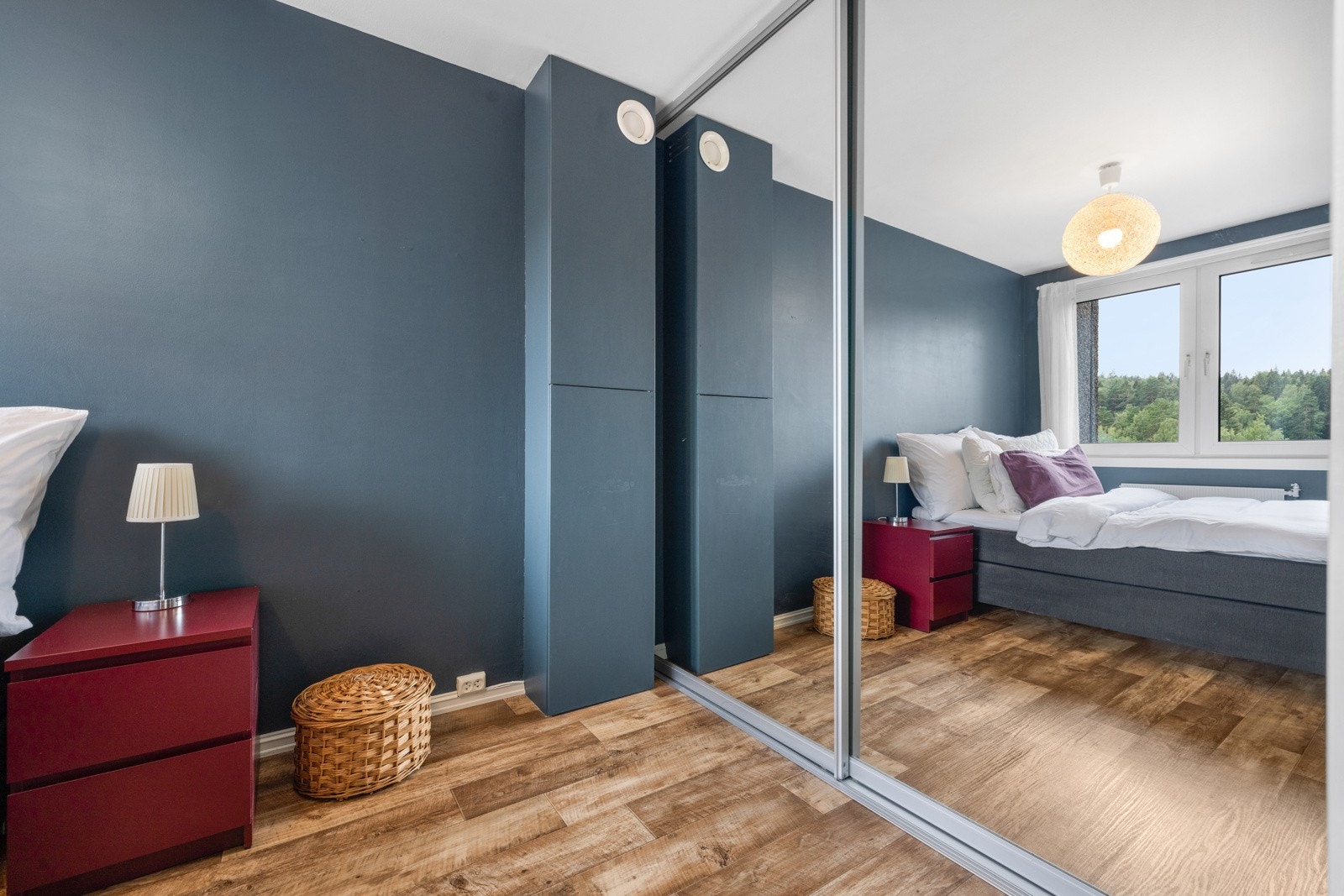 Soverommet har en stor, plassbygd skyvedørsgarderobe Galleribilde