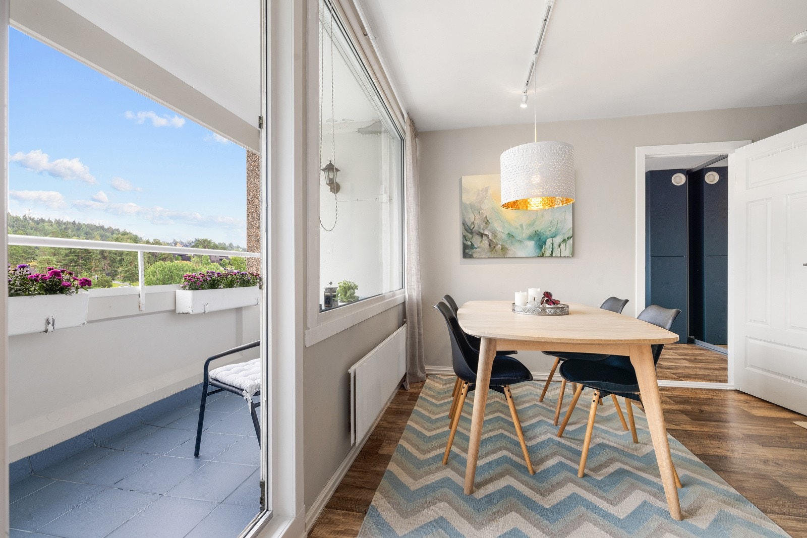 Stuen har utgang til en sydøstvendt, overbygd balkong på ca. 4,5 kvm Galleribilde