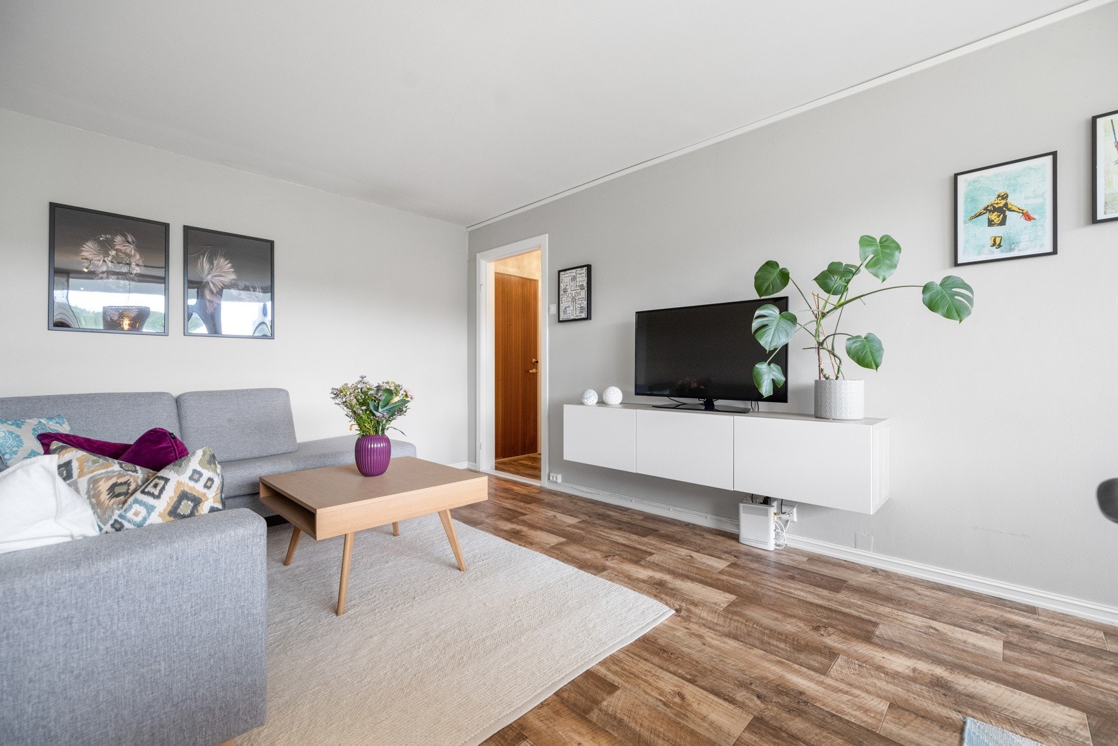 Det er fin plass til både sofagruppe, tv-møblement og spisestue Galleribilde