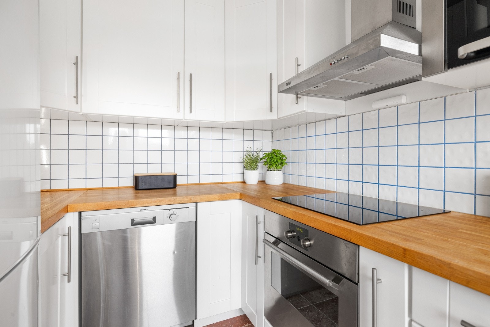 Kjøkkenet er utstyrt med integrert mikrobølgeovn, stekeovn og en koketopp fra 2024, samt kullfilterventilator, benkestikk og opplegg for oppvaskmaskin Galleribilde