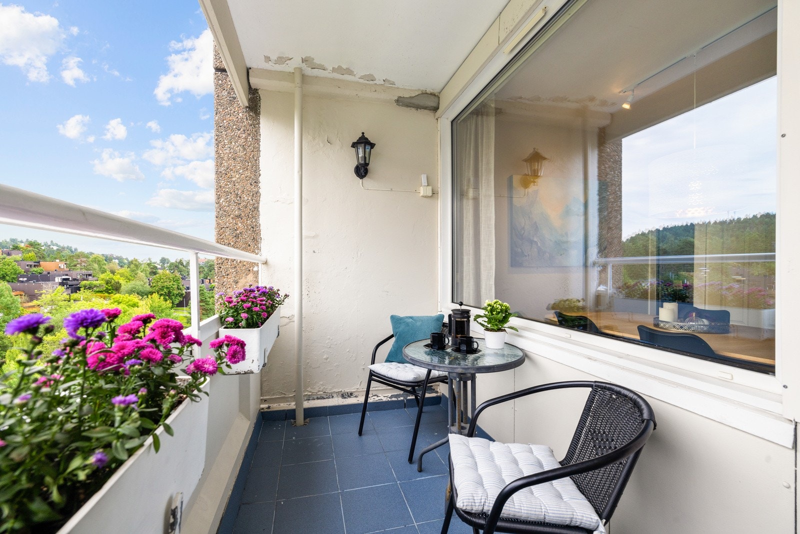Det er plass til en liten sittegruppe hvor sommerdagene kan nytes. På veggen er det montert både utestikk og utebelysning! Galleribilde