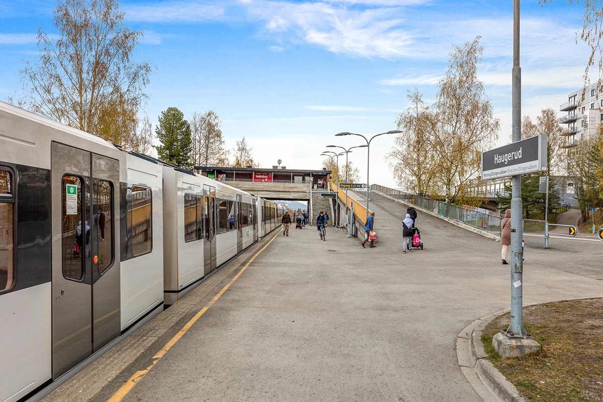 Nærmeste holdeplass er Haugerud T-banestasjon, som ligger 700 meter fra boligen Galleribilde