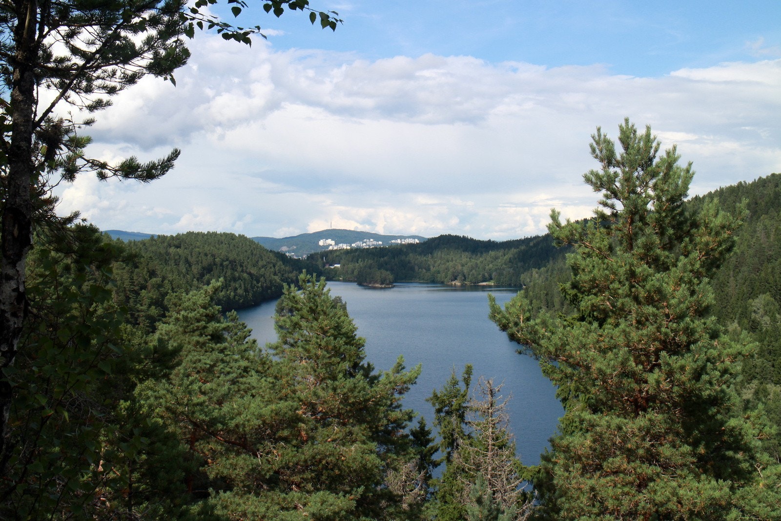 Det er rundt 1 km til Lutvann, som regnes som et eldorado for fisking og fridykking Galleribilde