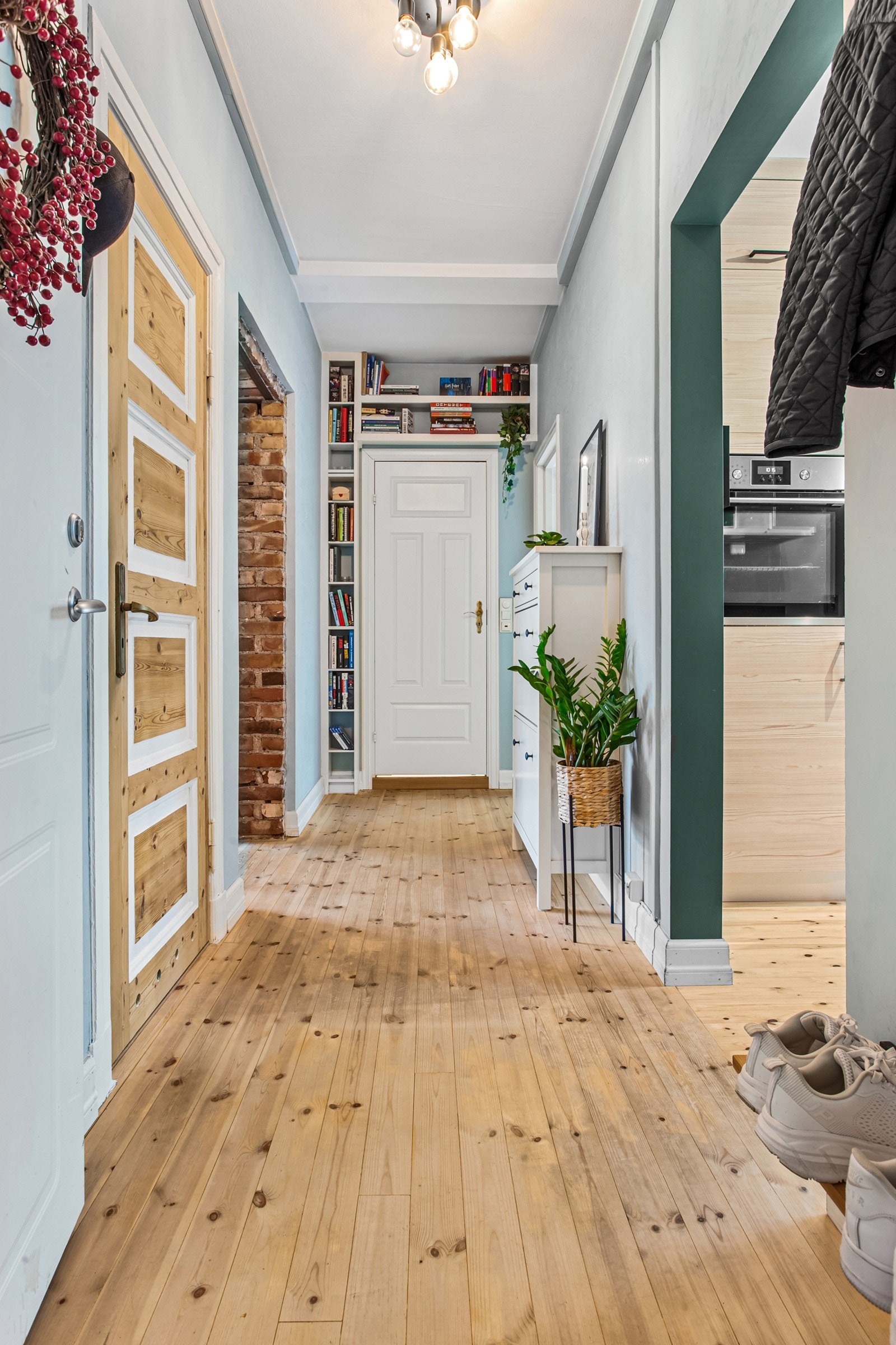 Leiligheten disponerer i tillegg to boder: en i kjeller(BRA 5kvm.) og en på loft (gulvareal 12kvm., BRA 7kvm. pga. skråtak). Galleribilde
