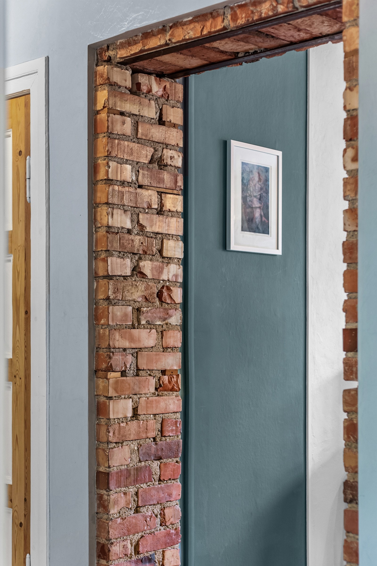 Originale detaljer som teglsteinsvegg, tregulv, god takhøyde og store vinduer er bevart. Galleribilde